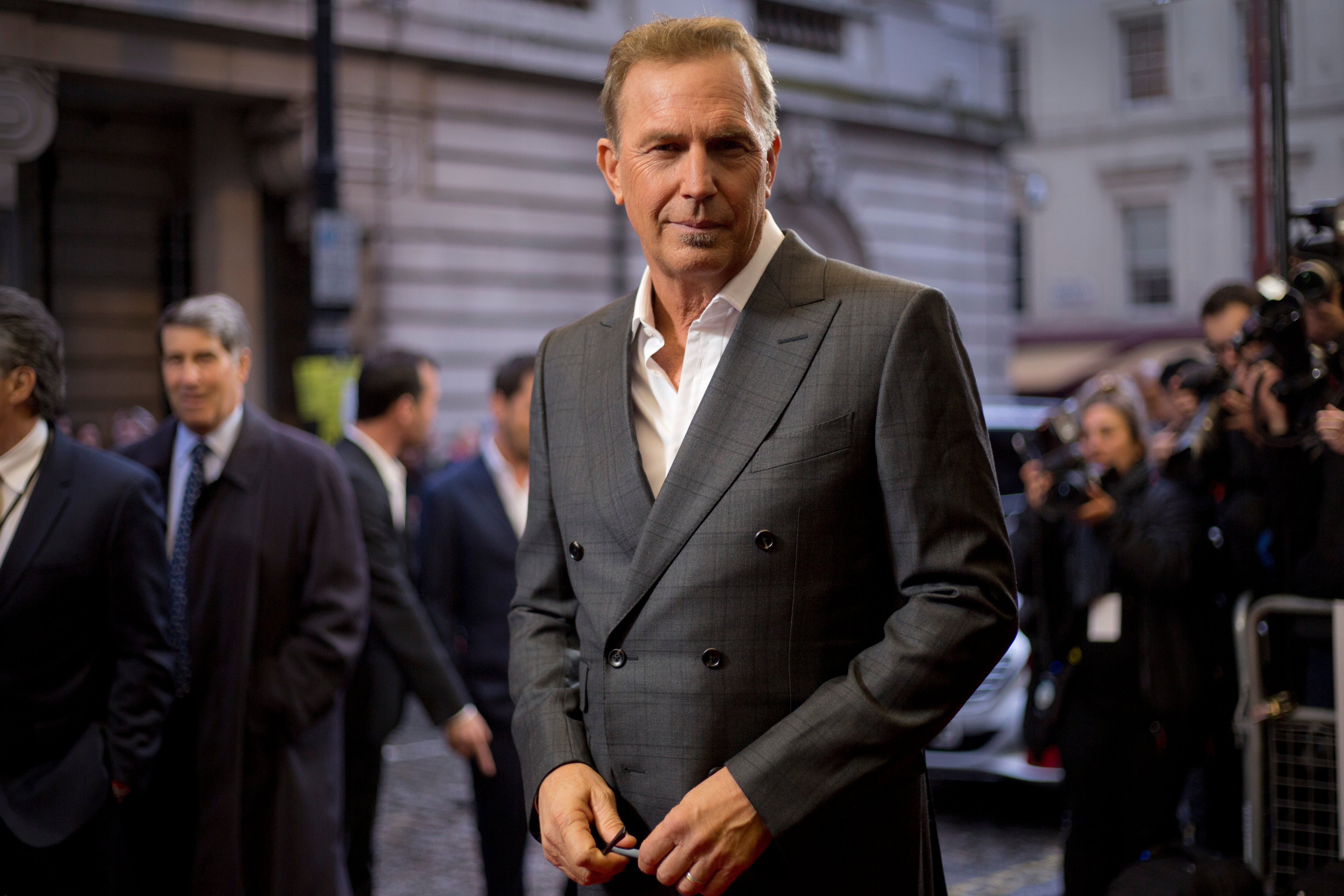 Así vive el actor Kevin Costner y sus siete hijos