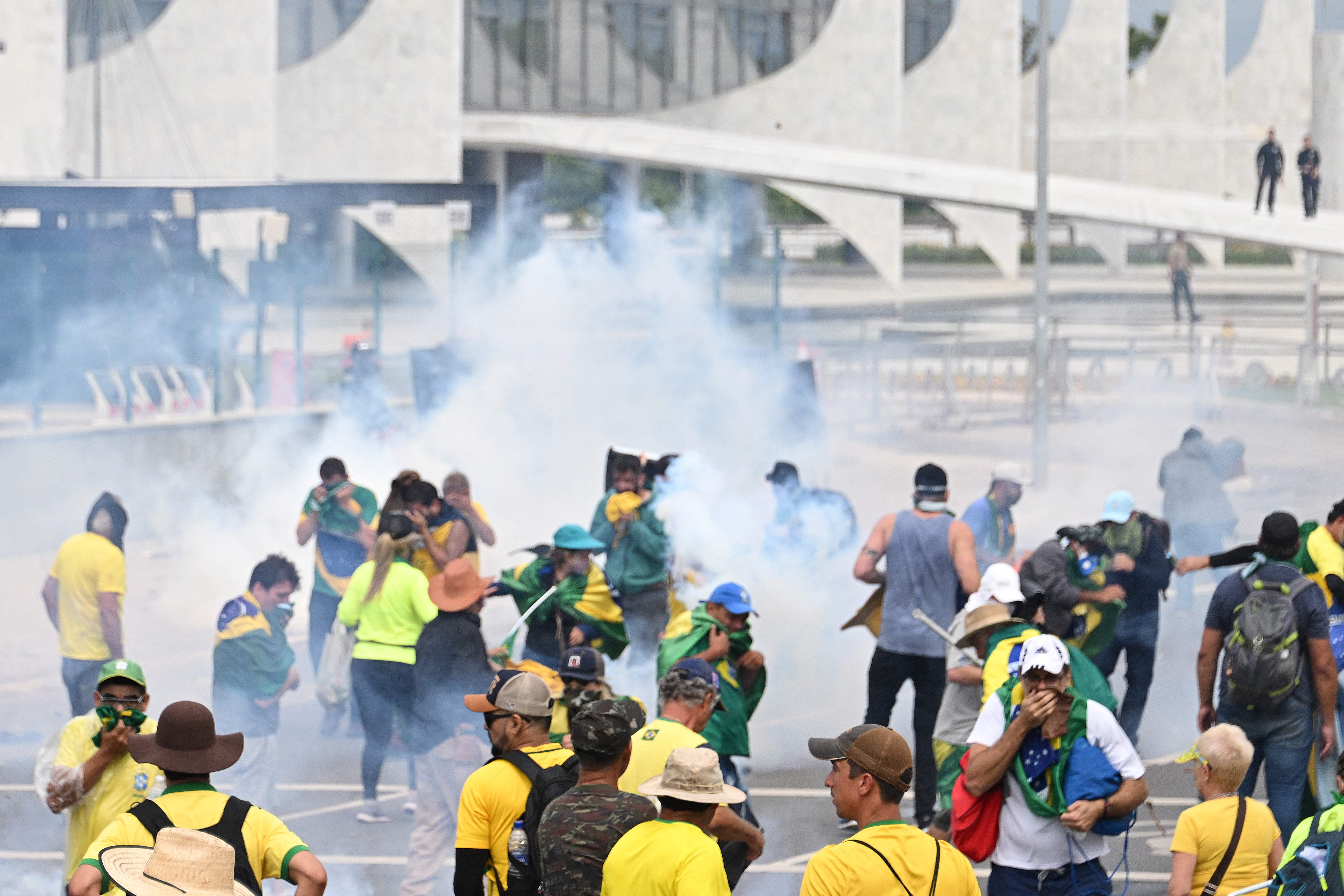 Simpatizantes del expresidente brasileño Jair Bolsonaro se enfrentan con la policía en Brasilia
