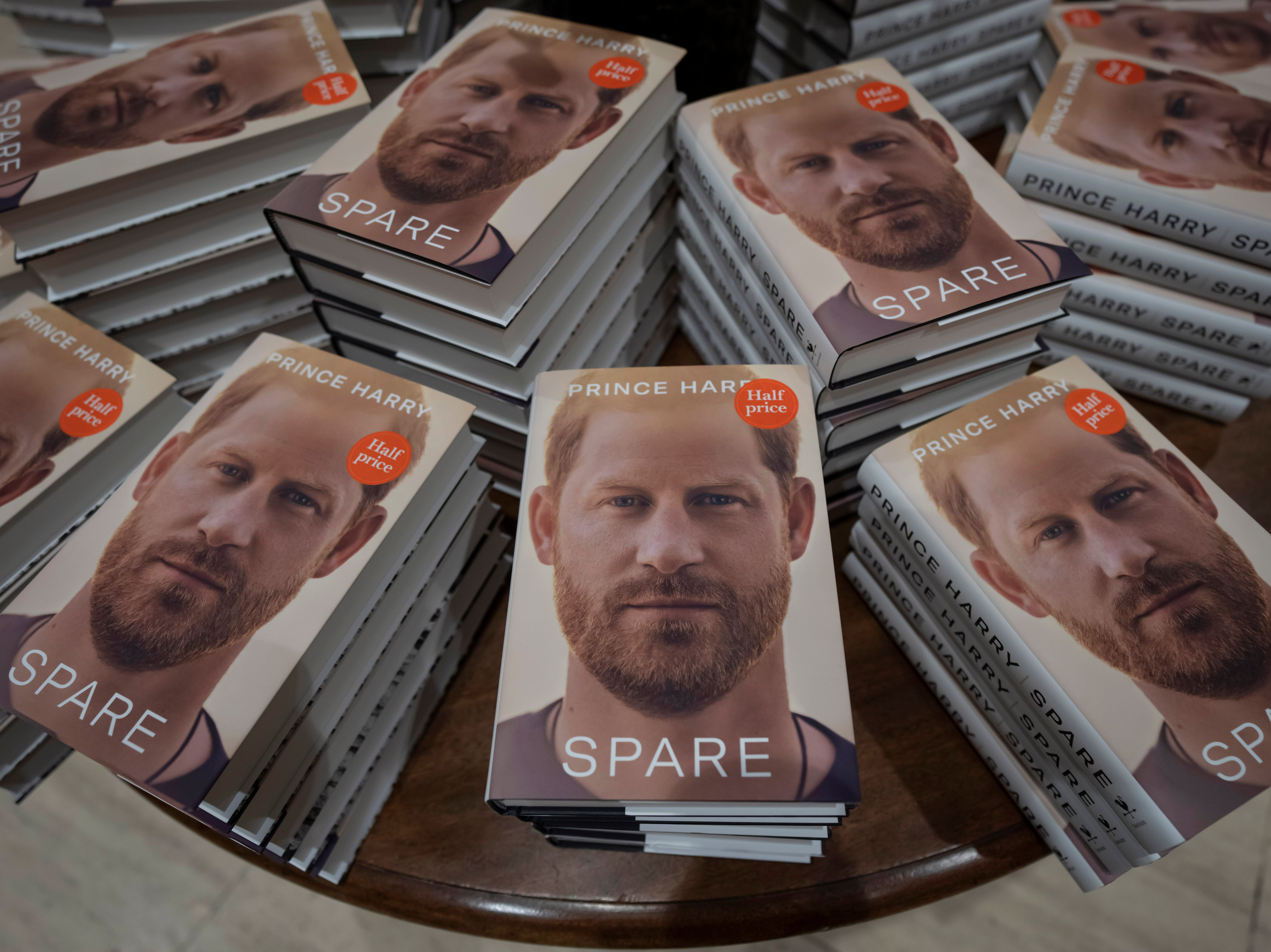 Ejemplares del nuevo libro del príncipe Harry titulado ‘Spare’ se exponen en una librería de Londres
