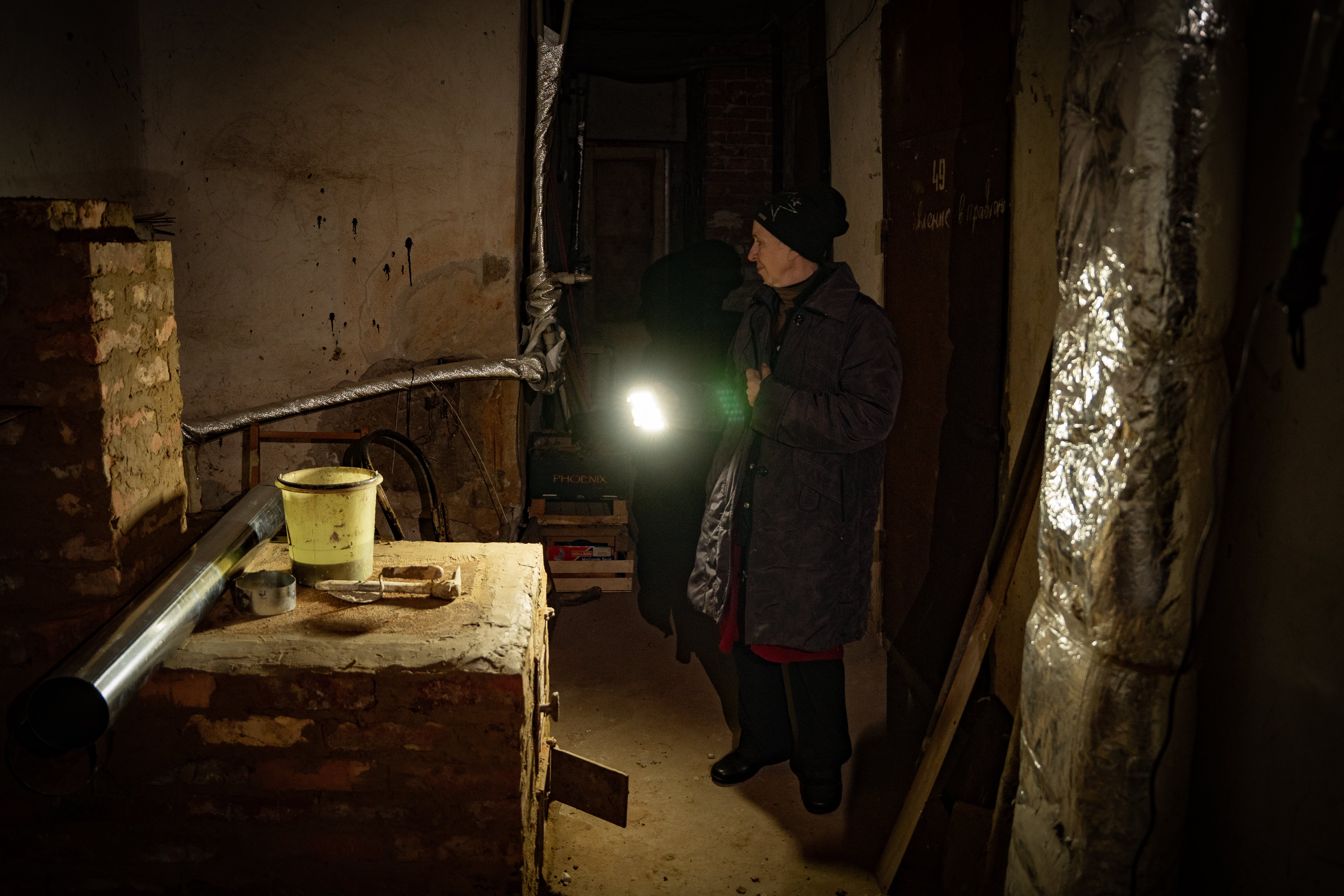 Tamara muestra dónde construyó una estufa bajo tierra bajo un intenso bombardeo en Bakhmut