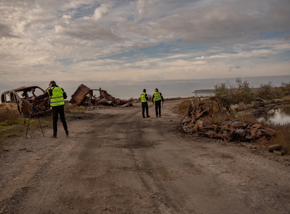 <p>Los investigadores ucranianos comienzan a reunir pruebas de crímenes de guerra a lo largo de la “autopista de la muerte” </p>