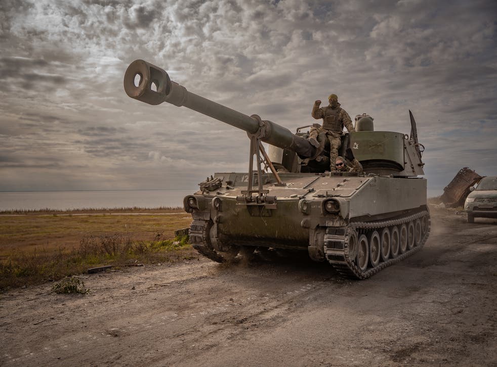 <p>Fuerzas ucranianas se dirigen hacia el frente en Kherson</p>