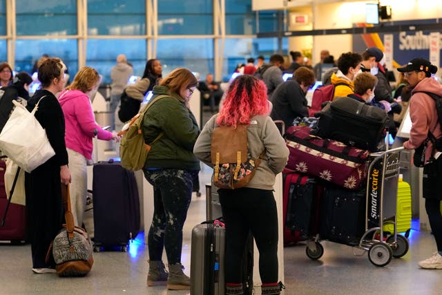 Los pasajeros se registran en los quioscos de autoservicio de Southwest Airlines en el Aeropuerto Midway de Chicago debido a retrasos en los vuelos derivados de una interrupción de la computadora en la Administración Federal de Aviación