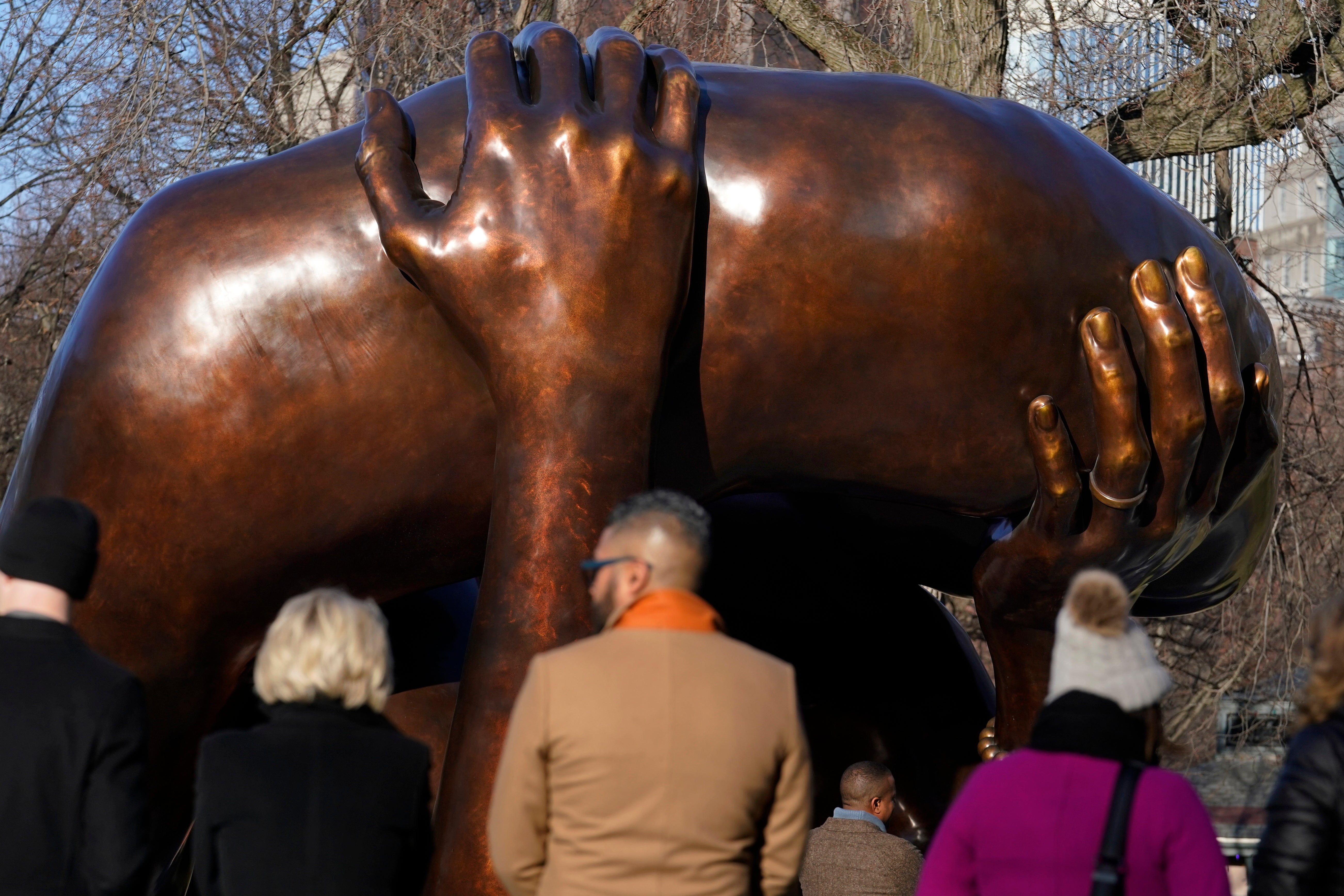 La escultura de bronce de 7 metros de altura ‘The Embrace’, en memoria de Martin Luther King Jr. y Coretta King, ha sido objeto de burlas en Internet