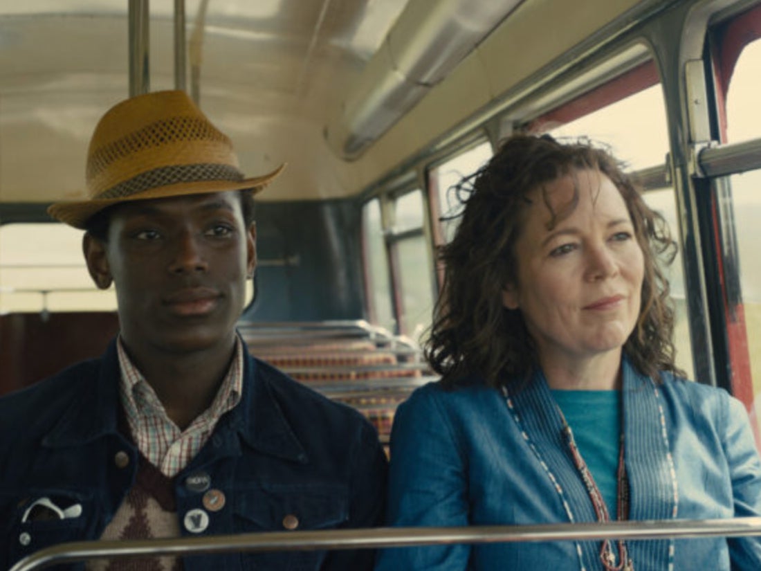 Micheal Ward y Olivia Colman en ‘Empire of Light’
