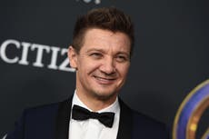 El actor Jeremy Renner sale del hospital tras accidente