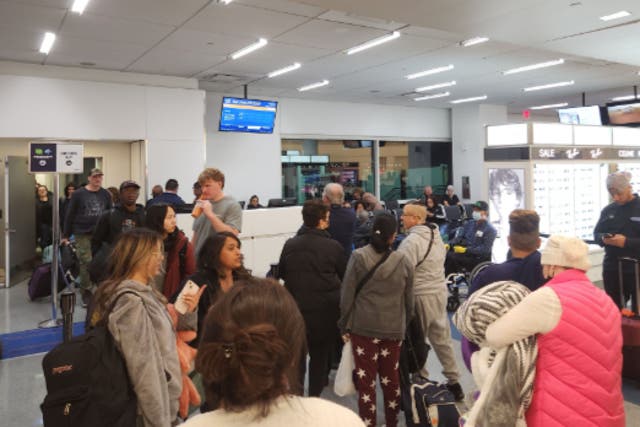 Los pasajeros abandonaron un vuelo de JetBlue después de chocar contra un avión estacionado