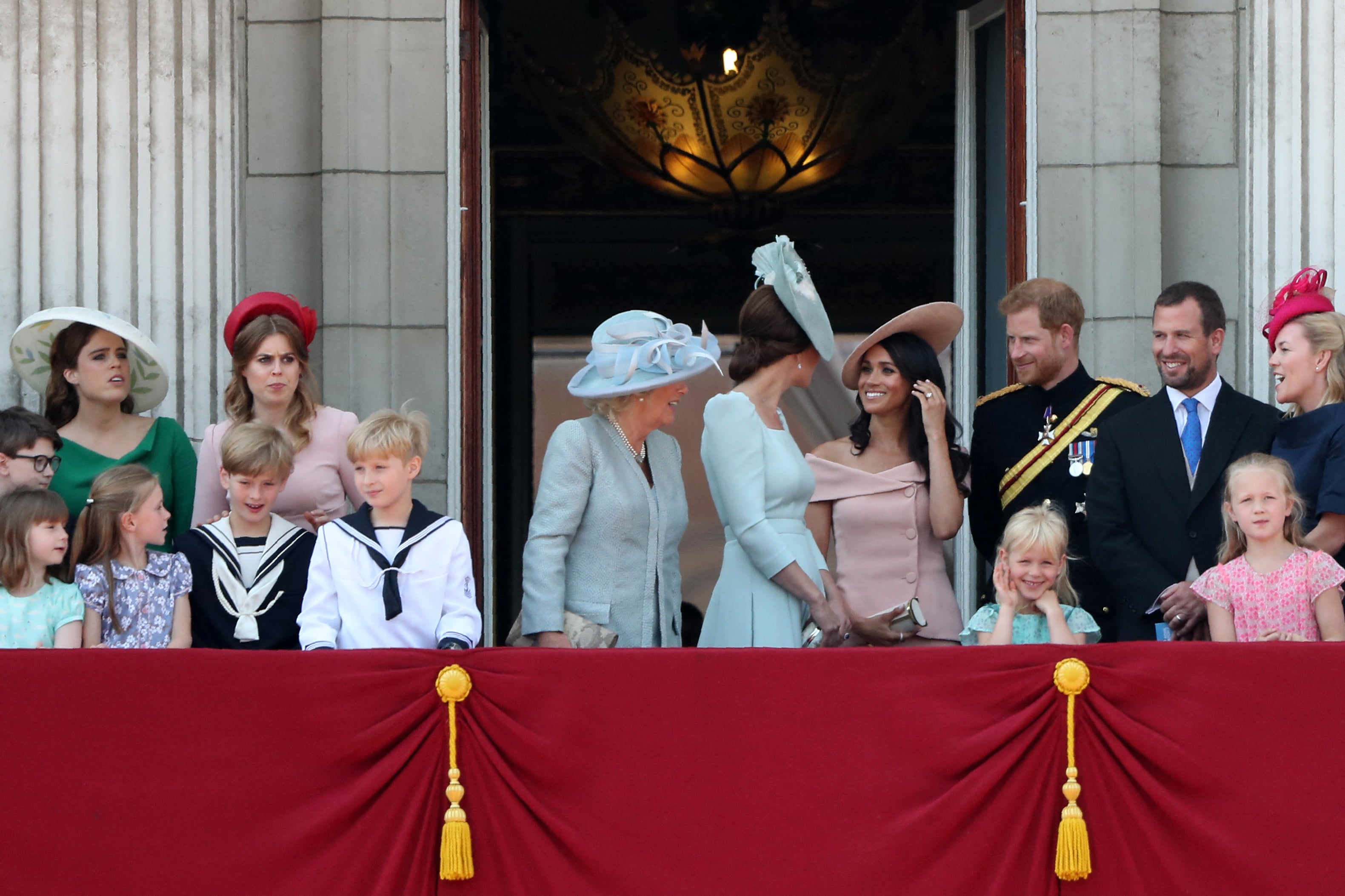 Meghan Markle es vista hablando con la princesa de Gales durante su aparición en el balcón