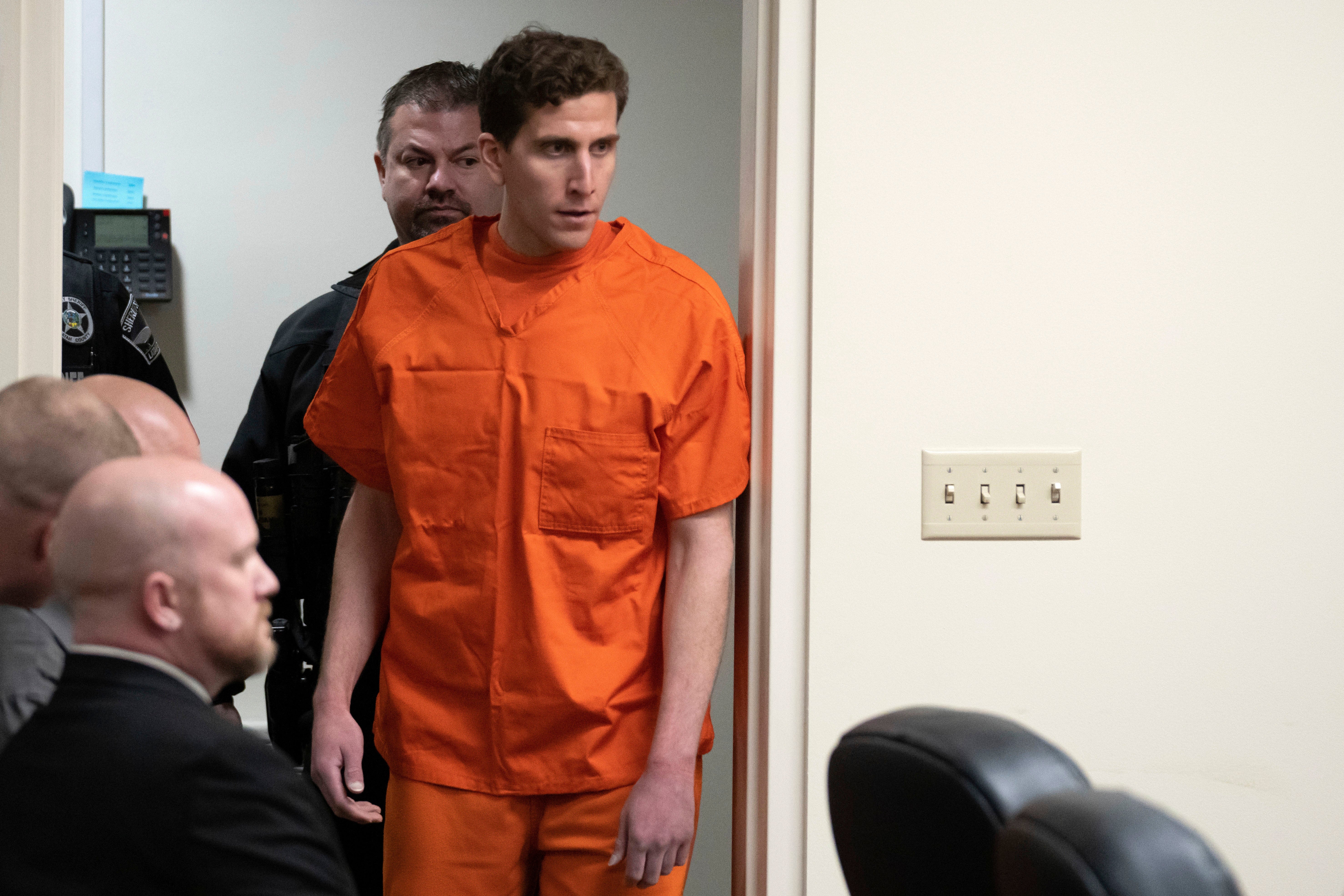 Bryan Kohberger comparece en el tribunal acusado de asesinar a cuatro estudiantes de la Universidad de Idaho