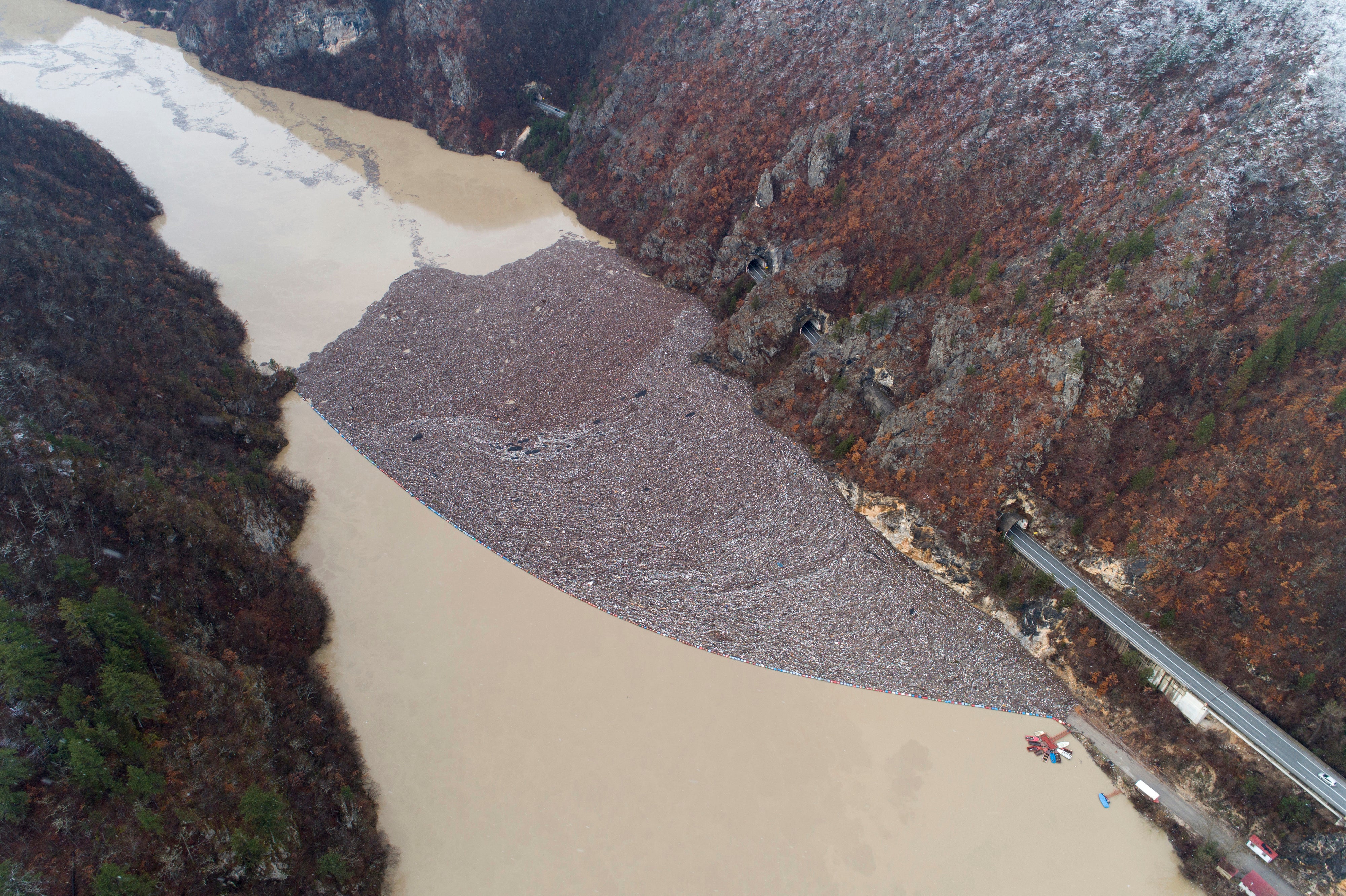 EUR-GEN BOSNIA-RÍO CONTAMINADO