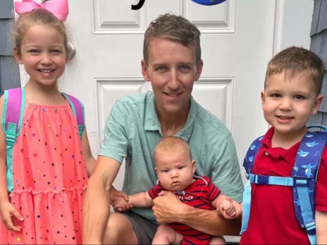 En la foto aparece Patrick Clancy, esposo de Lindsay Clancy, junto a los tres hijos de la pareja, de izquierda a derecha: Cora, de 5 años; Callan, de 8 meses; y Dawson, de 3 años