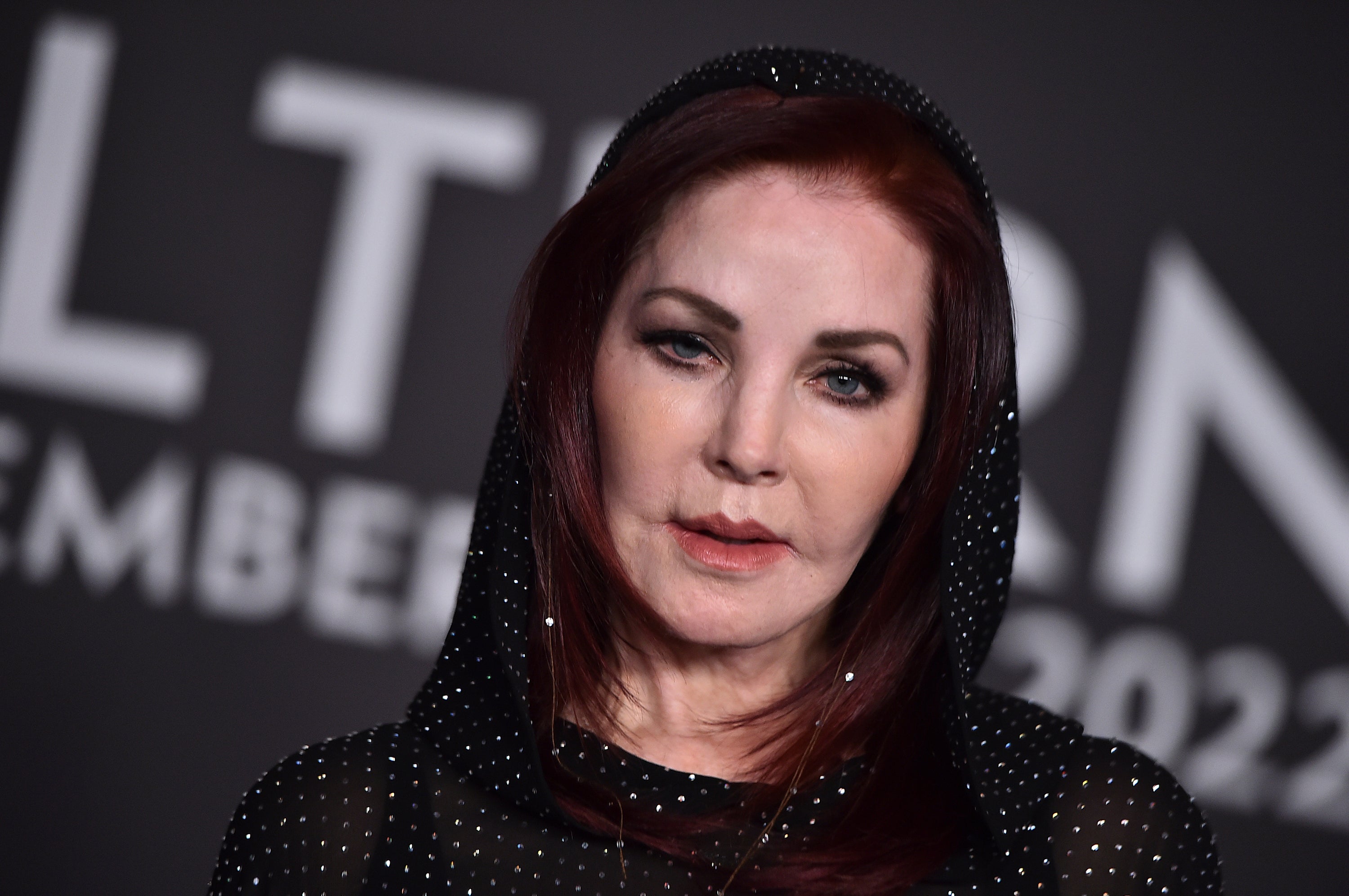 Antiguos socios comerciales entablan demanda contra Priscilla Presley y acusan a la exmujer de Elvis de retirar el soporte vital a su hija para quedarse con el control del apellido y el patrimonio familiar en una demanda de 50 millones de dólares