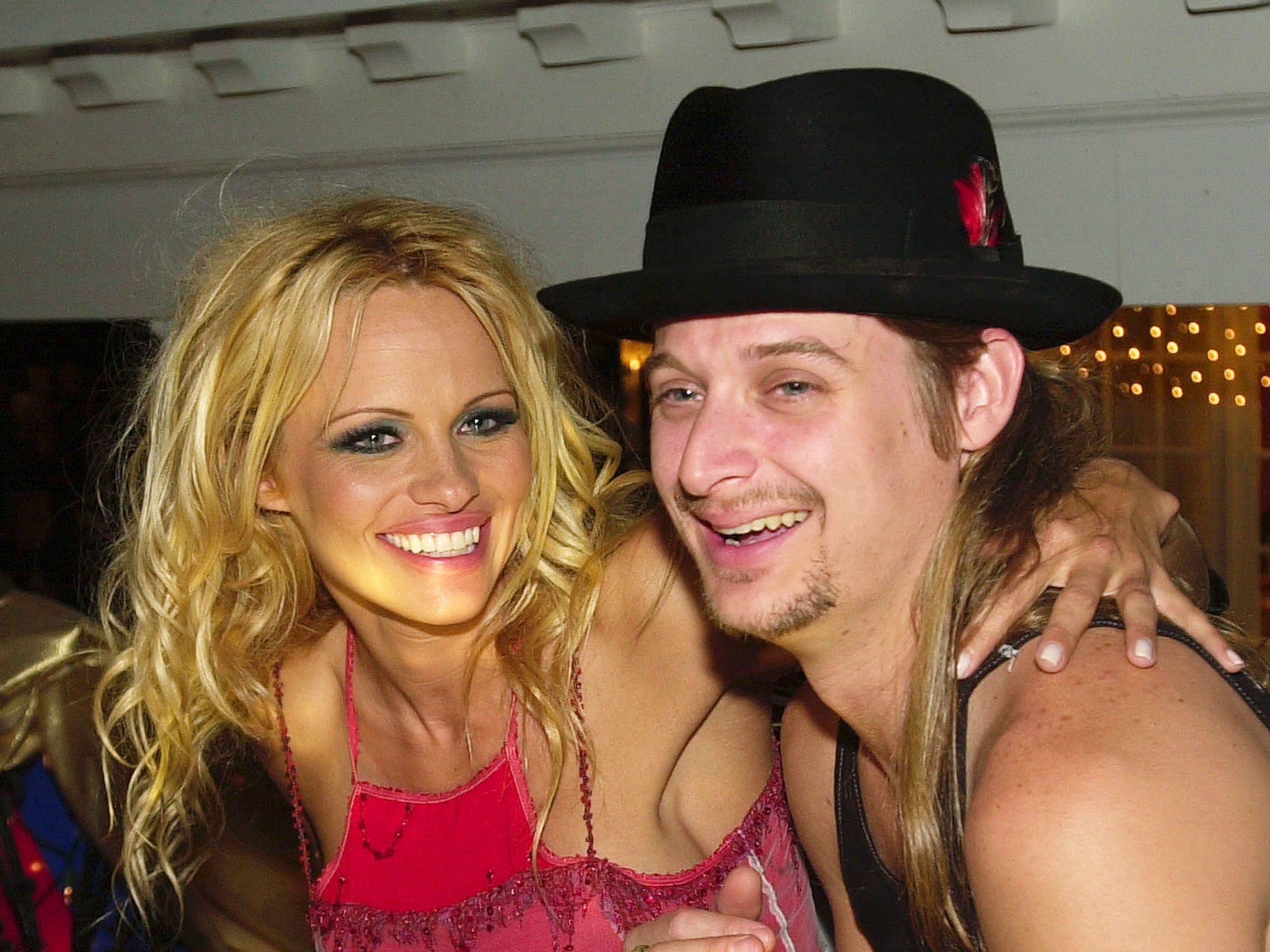 Pamela Anderson y Kid Rock retratados en 2001