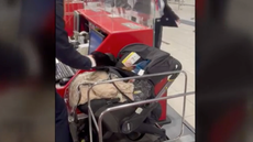 Pareja deja a su bebé en el check-in del aeropuerto para evitar pagar un boleto adicional