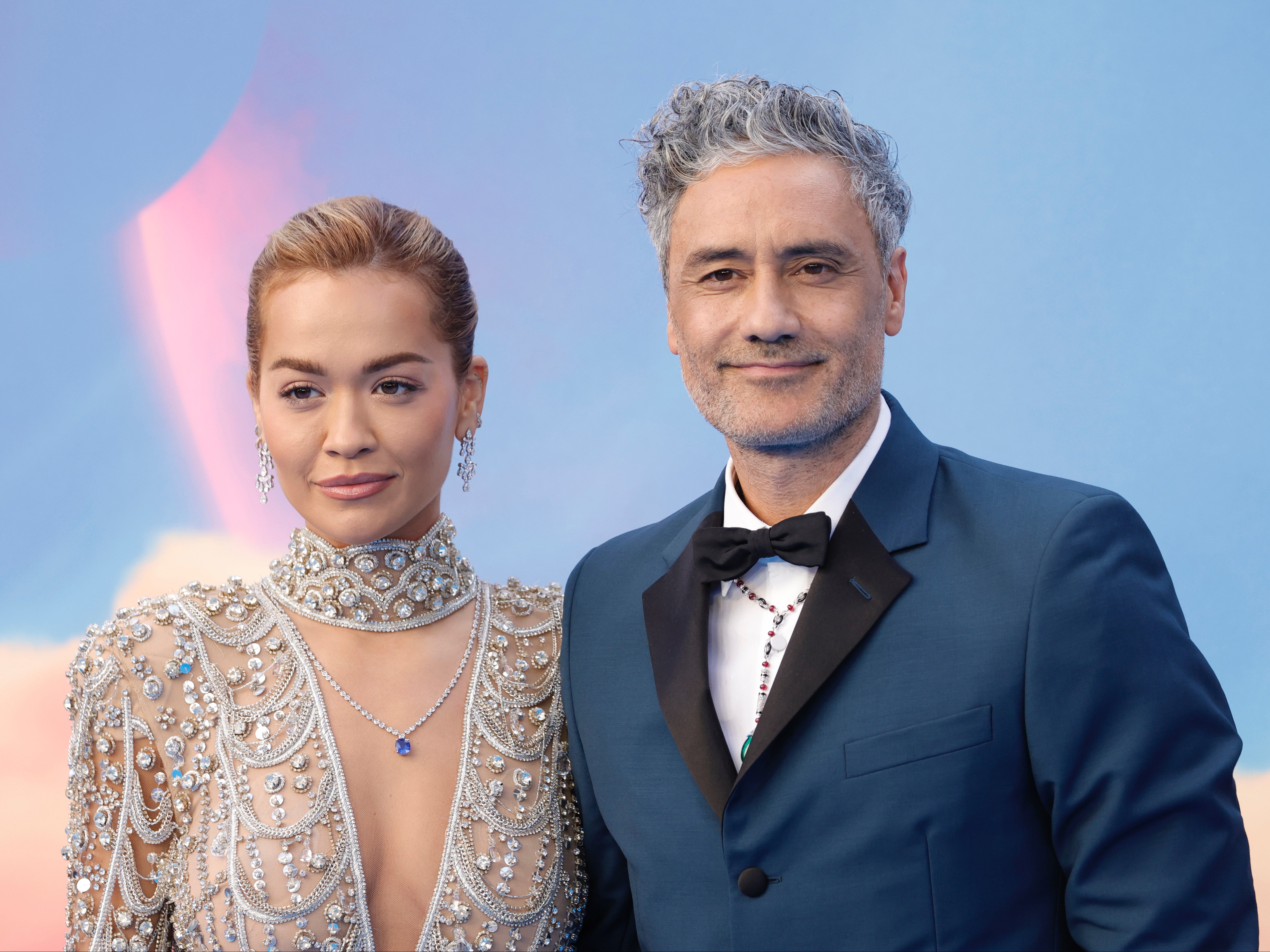Rita Ora revela alianza de esmeraldas tras casarse con Taika Waititi: ‘Mandó bien’