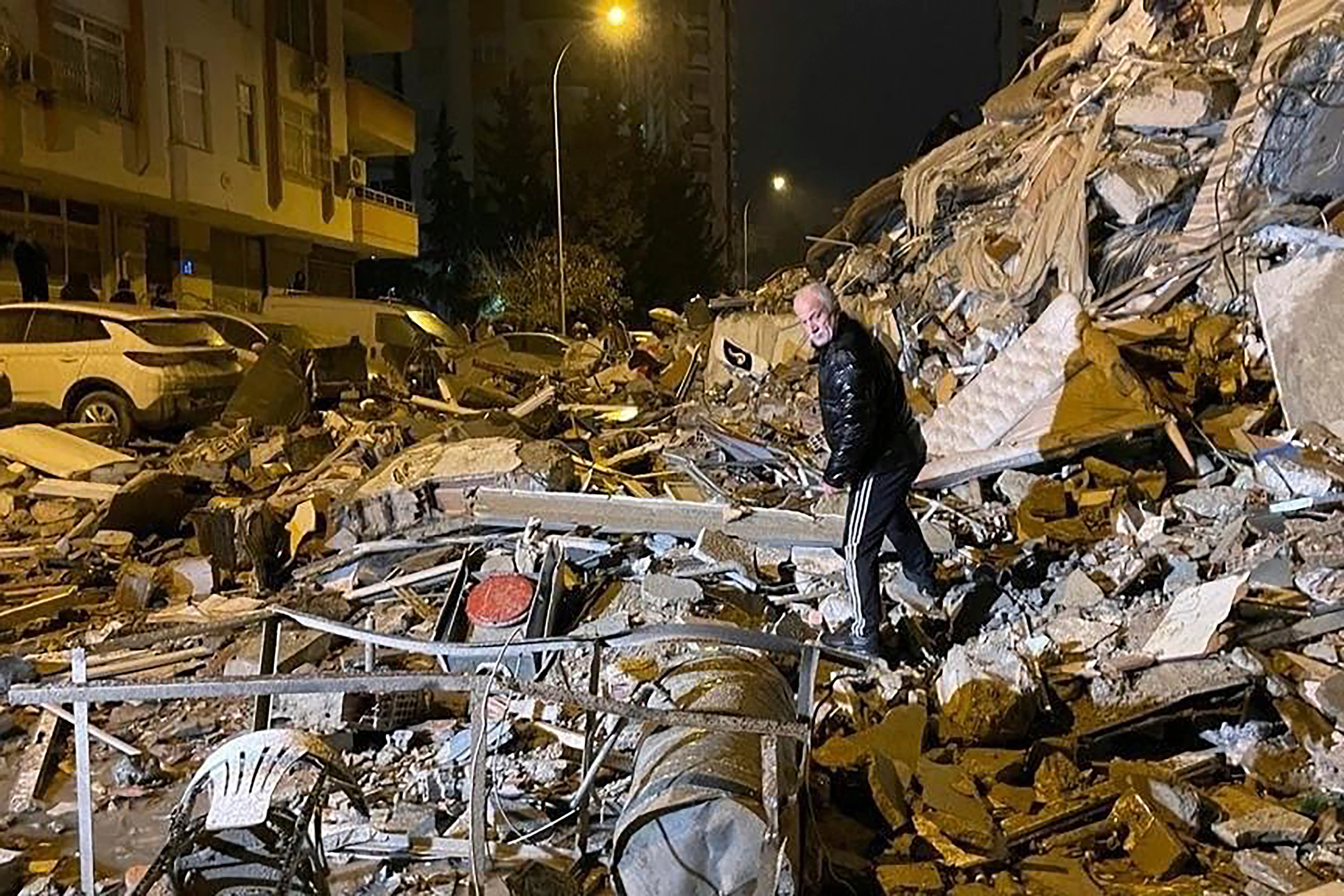 Un hombre busca entre los edificios colapsados en Diyarbakir, al sur de Turquía