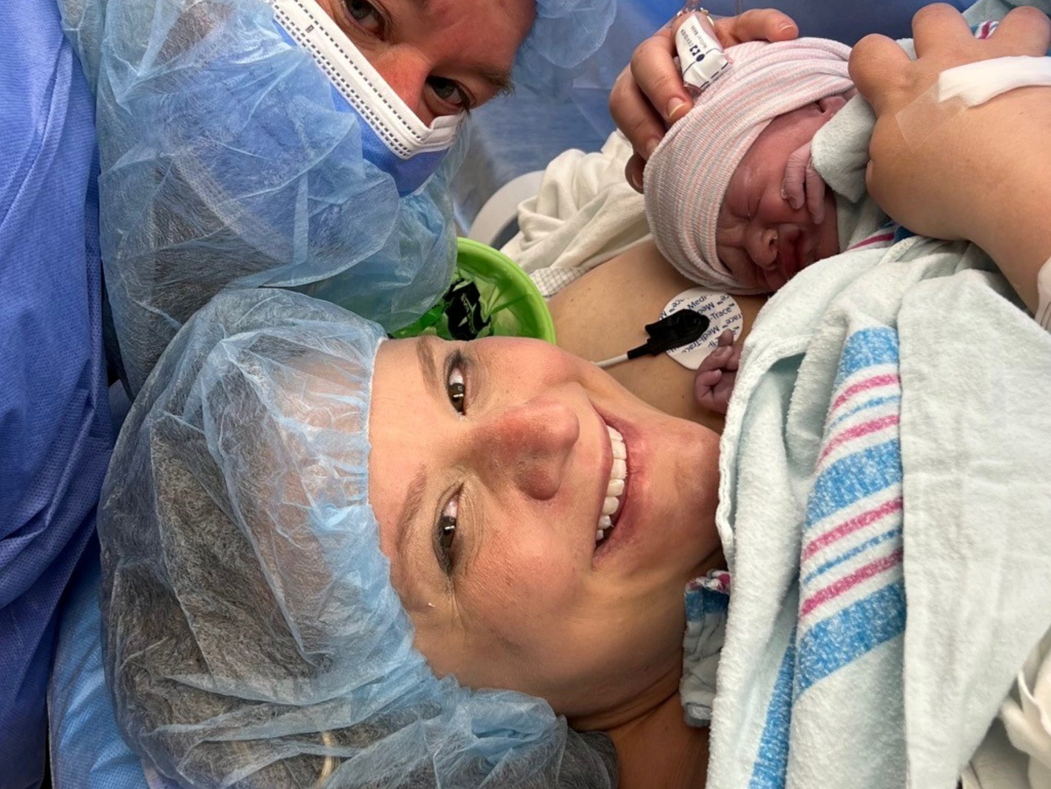 Madre recibe diagnóstico de cáncer de colon tras detectar un síntoma clave durante el embarazo