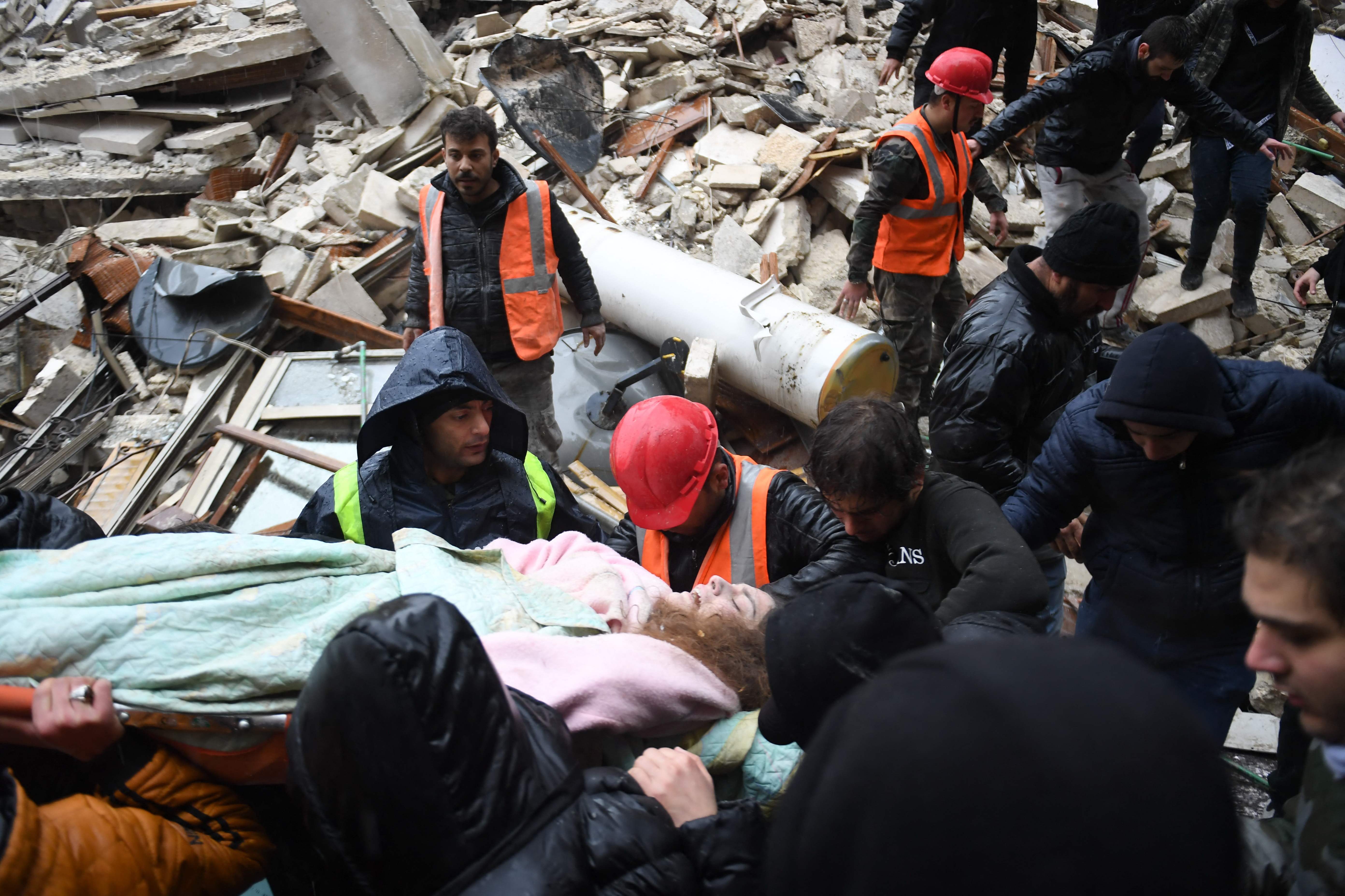 Socorristas sacan a una mujer herida de entre los escombros de un edificio derrumbado.