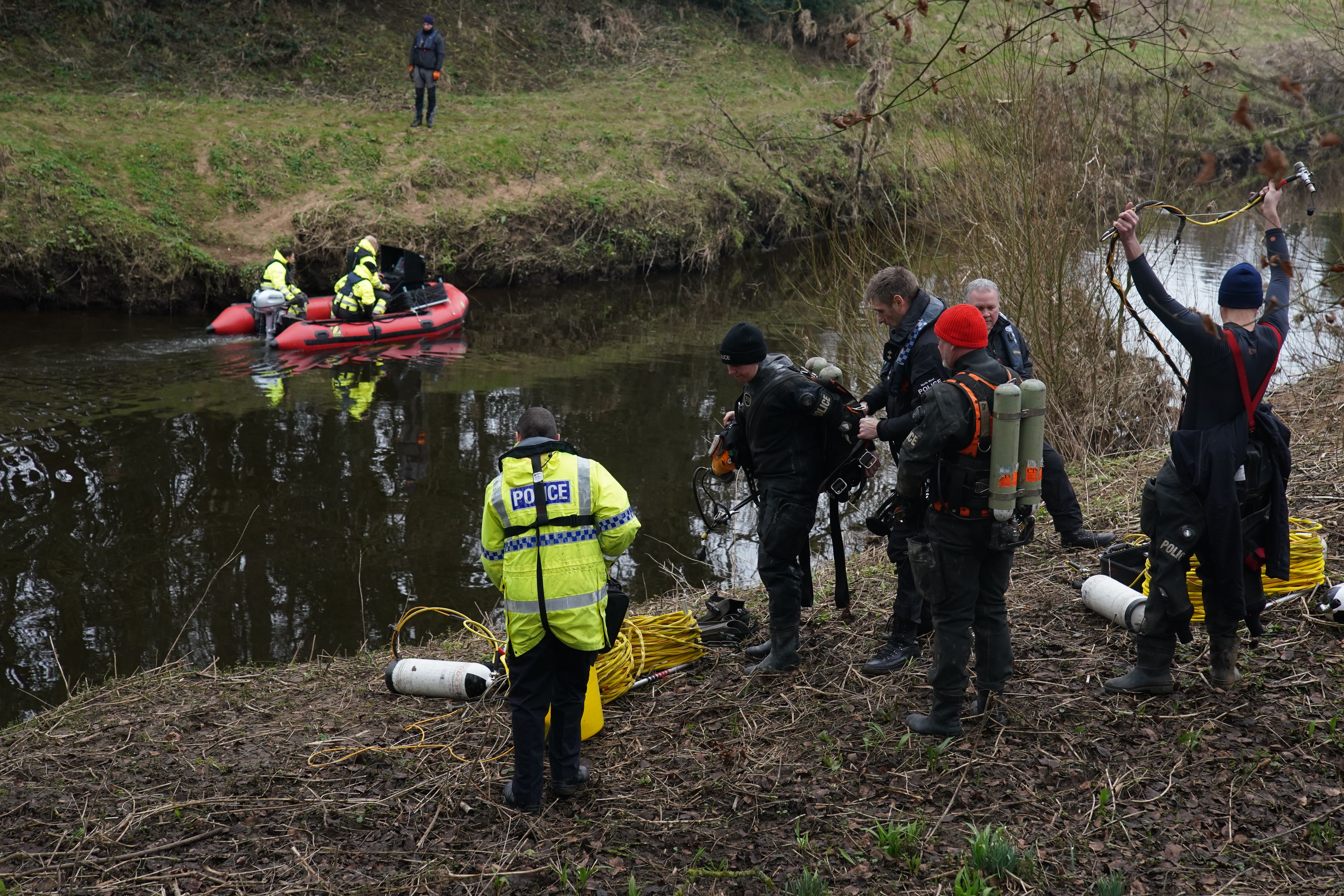 Equipos de búsqueda de la policía en el río Wyre en St Michael's on Wyre, Lancashire