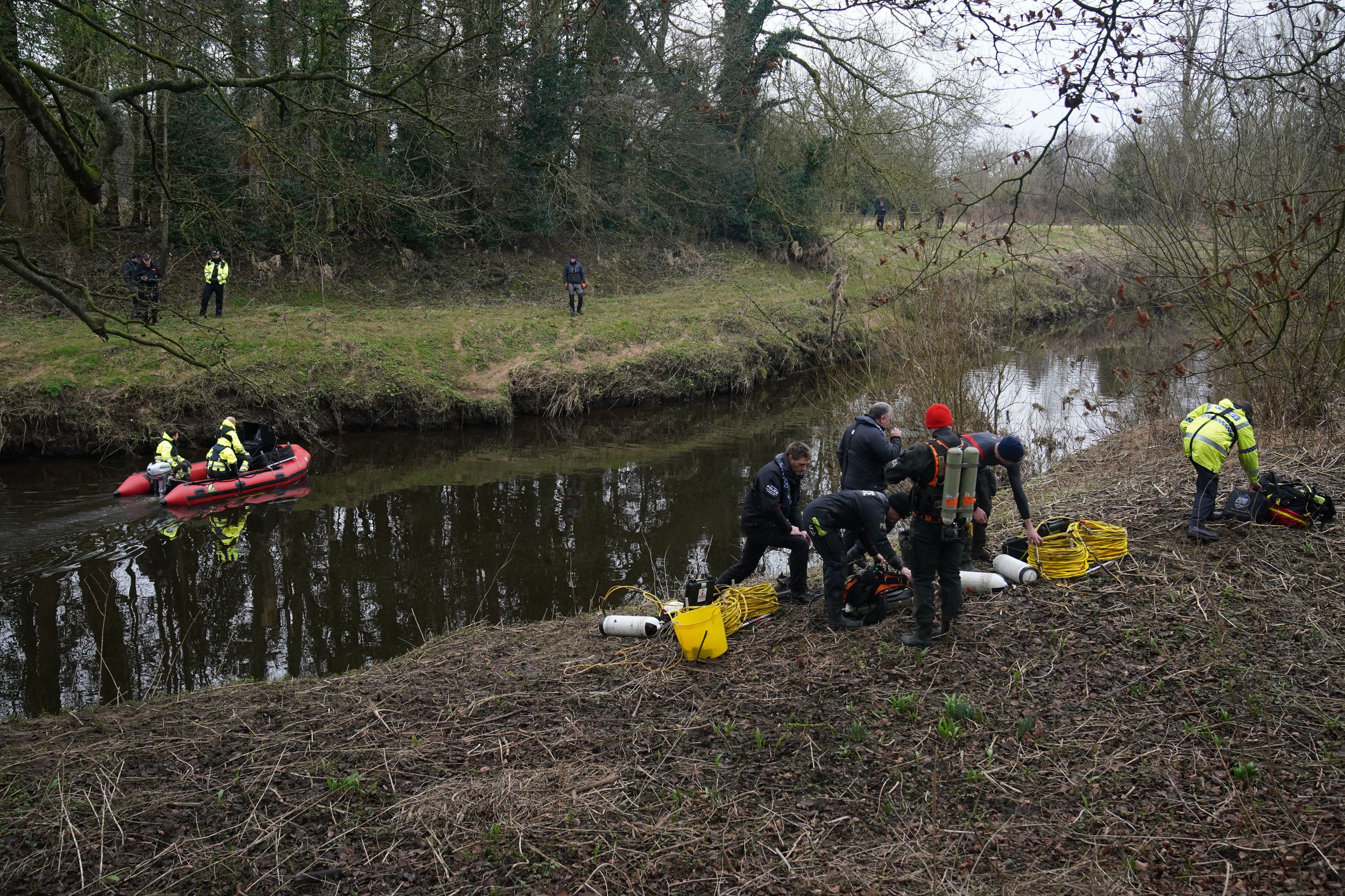 Equipos de búsqueda de la policía en el río Wyre en St Michael’s on Wyre, Lancashire