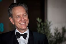 Richard E. Grant trae de vuelta el entusiasmo a los BAFTA