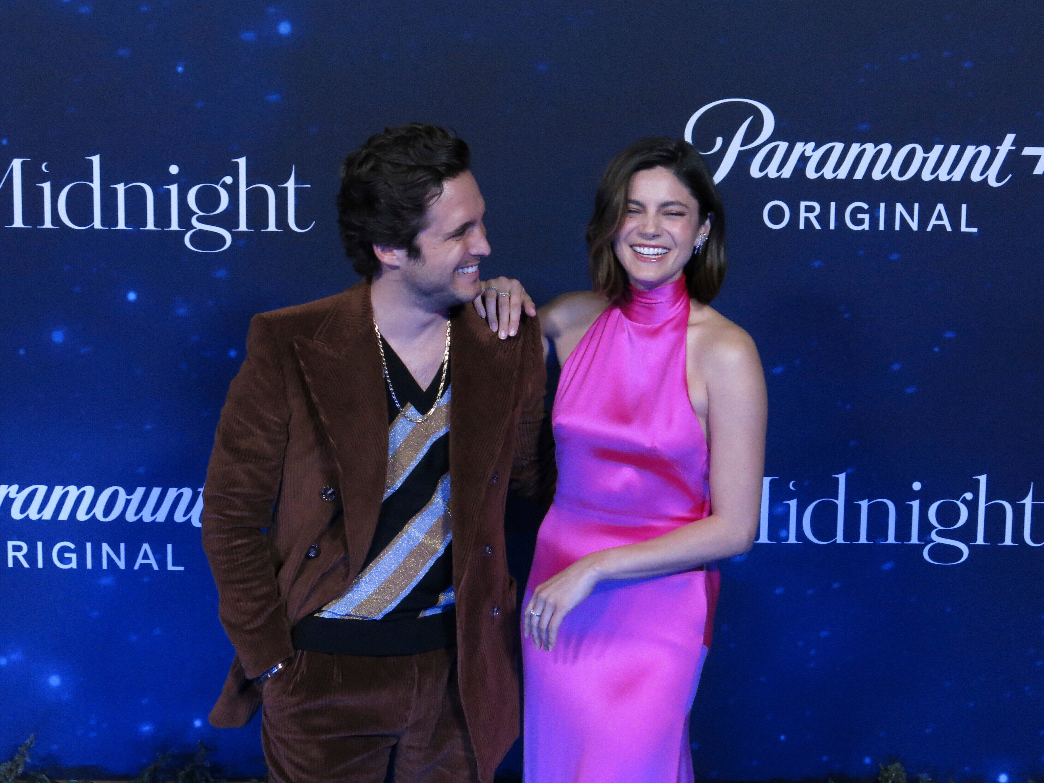 Diego Boneta y Monica Barbaro viven romance en “At Midnight