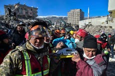 Rescatan más víctimas vivas del sismo en Turquía