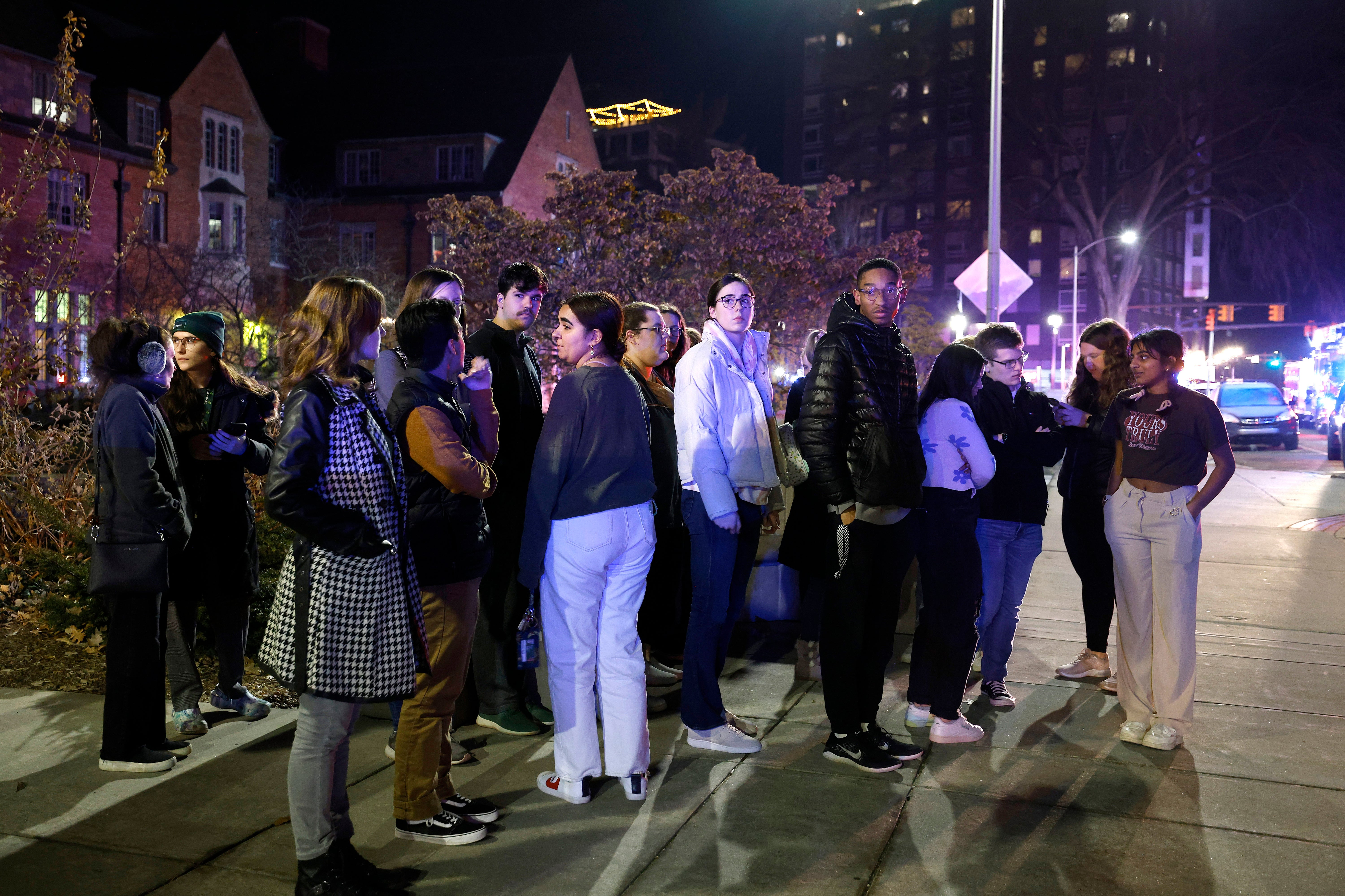 Estudiantes reunidos cerca del campus de East Lansing tras el tiroteo de la noche del lunes (13 de febrero)