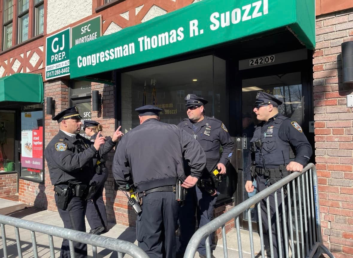 La policía montó una barricada frente a la oficina de distrito de George Santos en Douglaston, Long Island