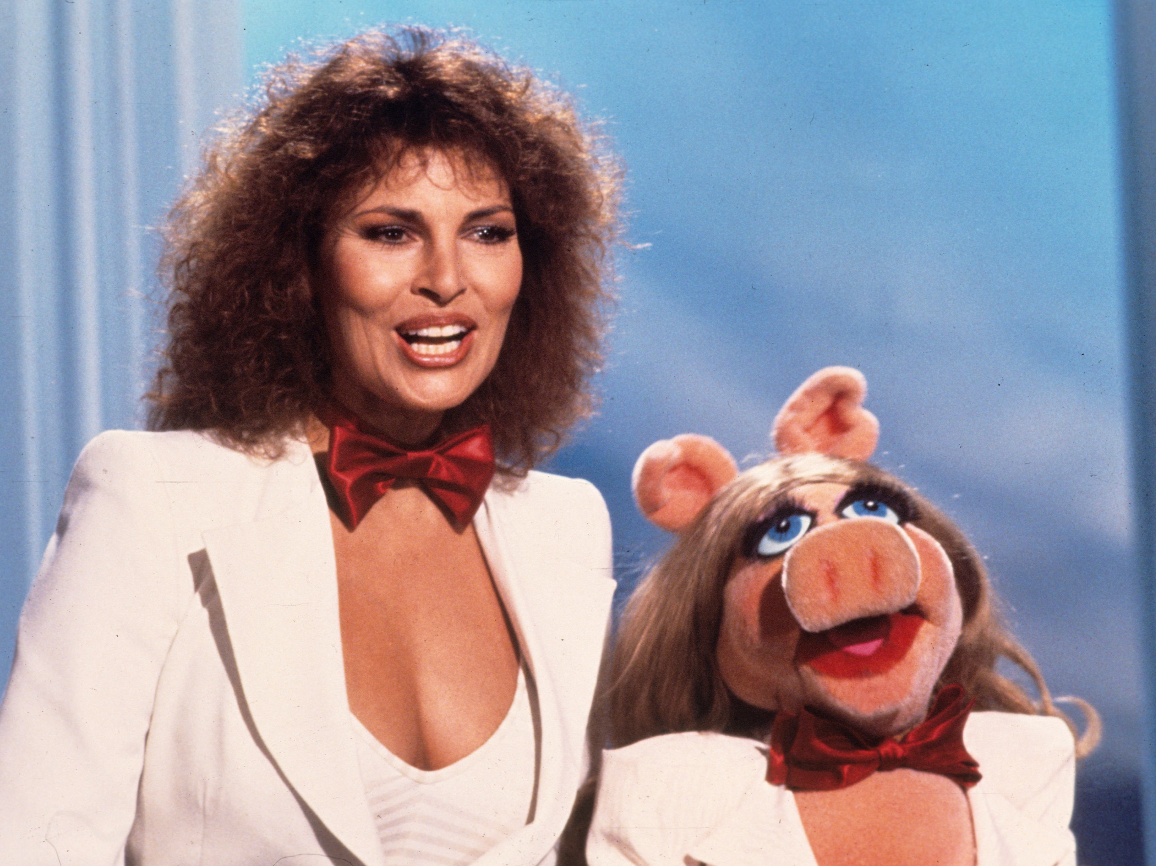 Raquel Welch con Miss Piggy en ‘The Muppet Show’ en 1978