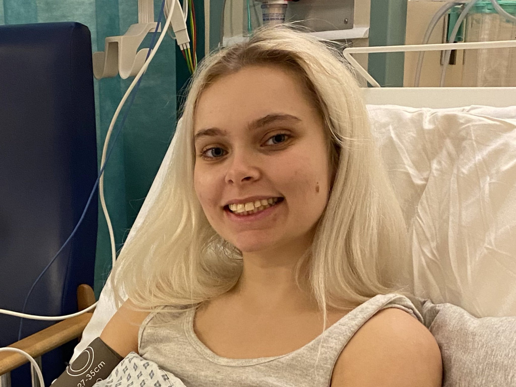 Joven de 24 años recibe diagnóstico de cáncer agresivo tras seis meses de dolor de espalda