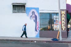 Activistas documentan arte sobre Virgen de Guadalupe en LA
