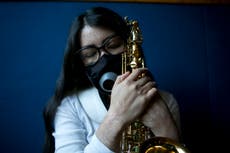 El saxofón, aliento de artista mexicana atacada con ácido