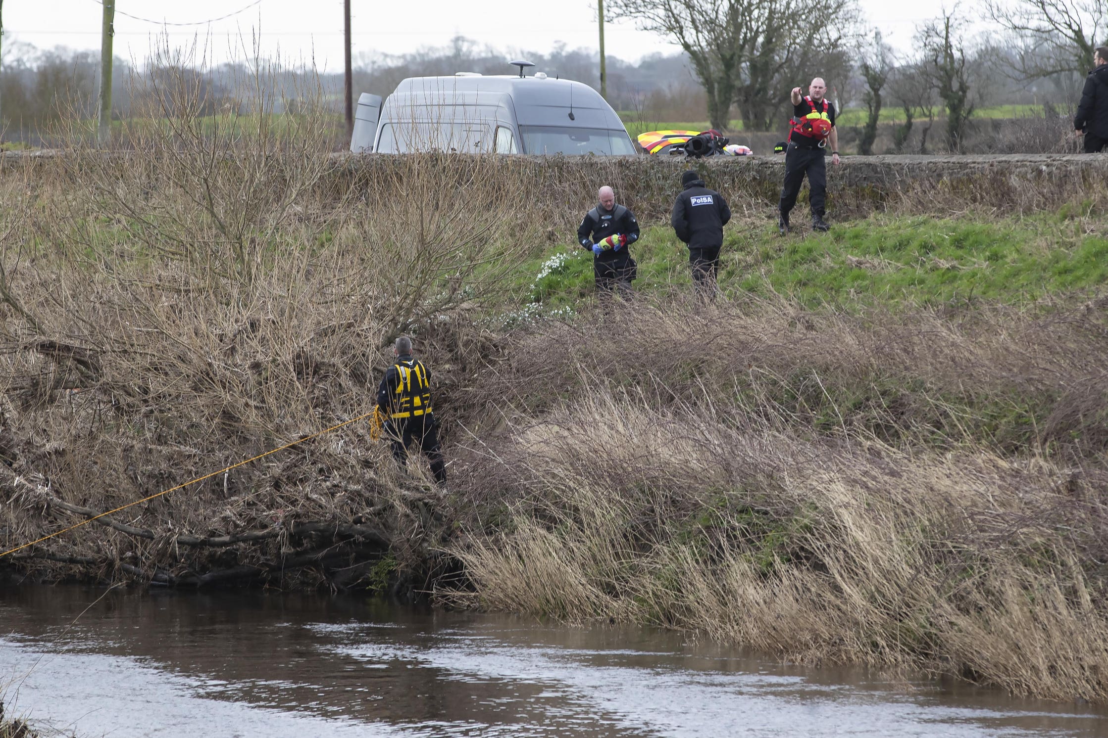 Un equipo de buceo de la policía en el río Wyre, cerca de St Michael’s on Wyre, Lancashire