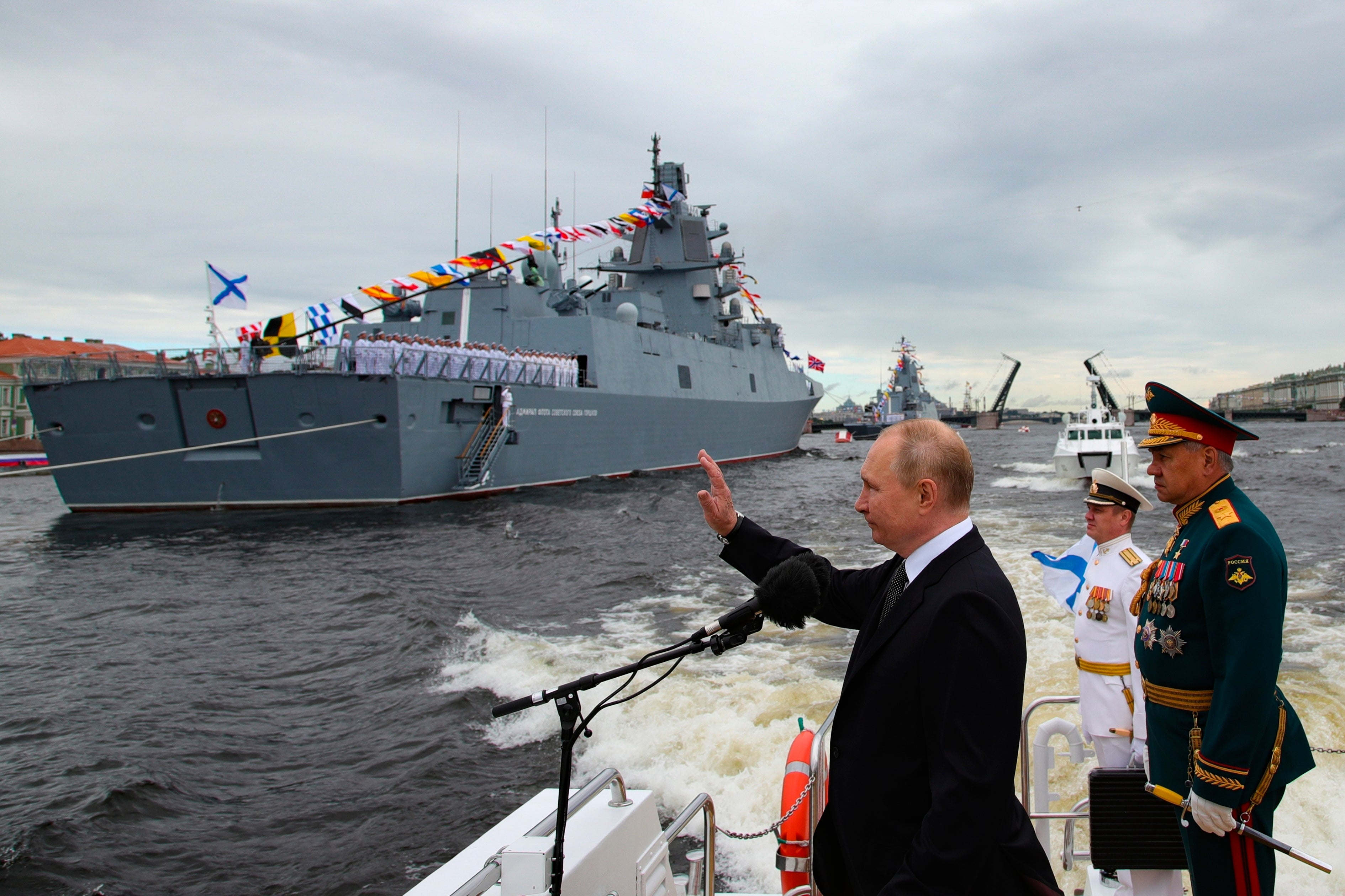 El presidente Putin pasa revista a los buques de guerra antes de un desfile naval en San Petersburgo el verano pasado