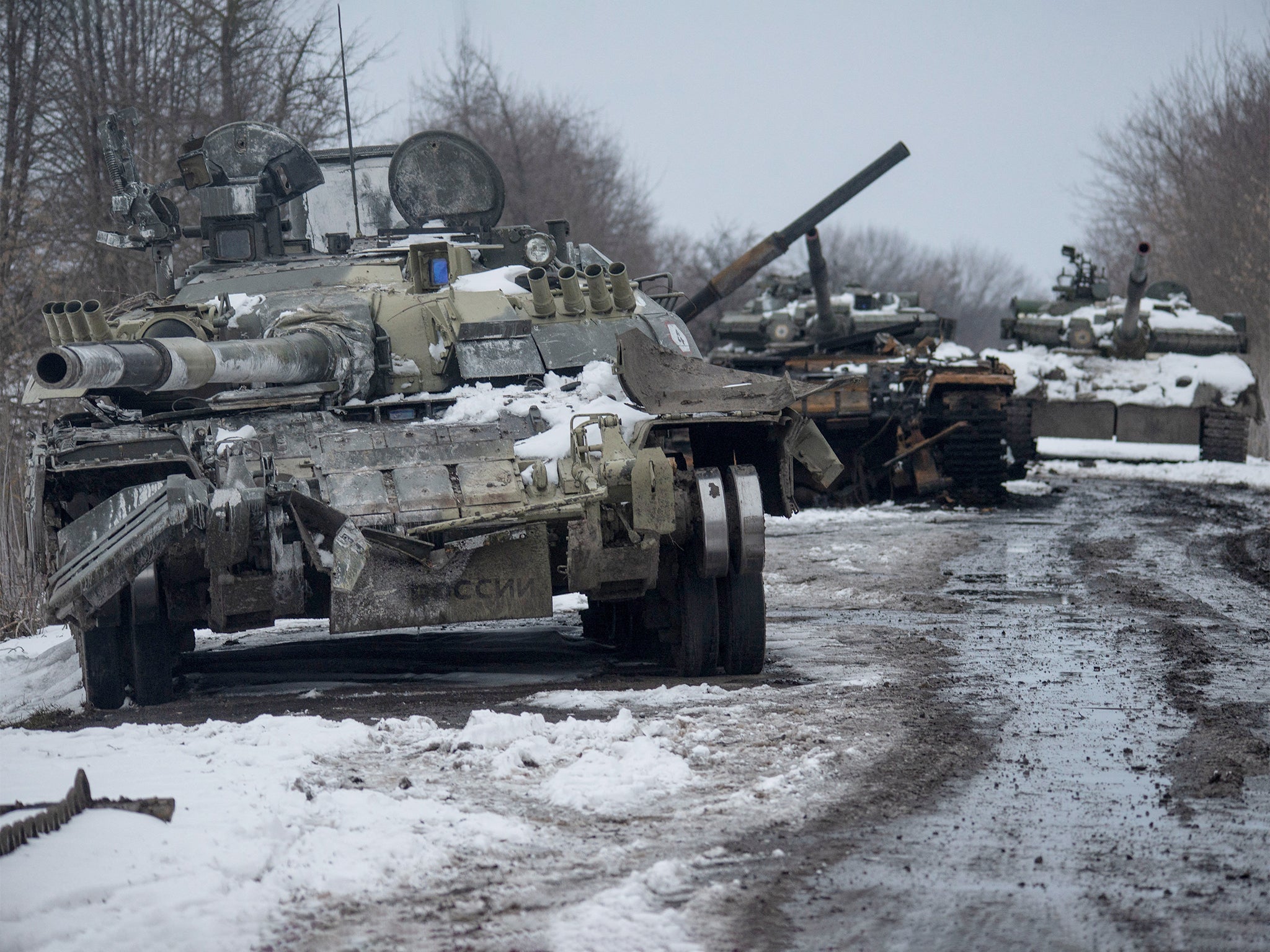 <p>Tanques rusos destruidos en la región de Sumy, al noreste de Ucrania</p>
