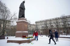Rusos honran aniversario de la guerra con flores y detenidos