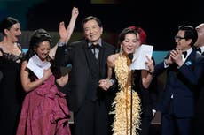 Elenco de “Everything” celebra triunfo en los SAG