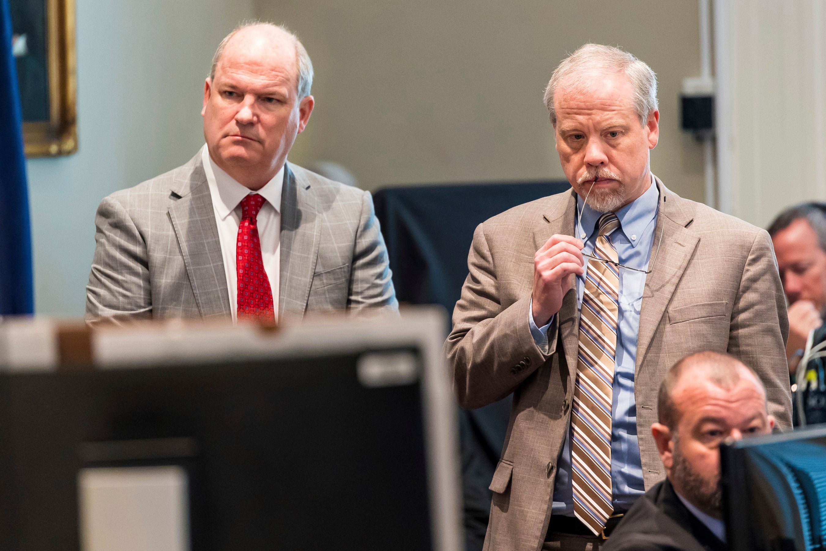 El abogado defensor Jim Griffin y el fiscal Creighton Waters escuchan el testimonio durante el juicio por doble asesinato de Alex Murdaugh