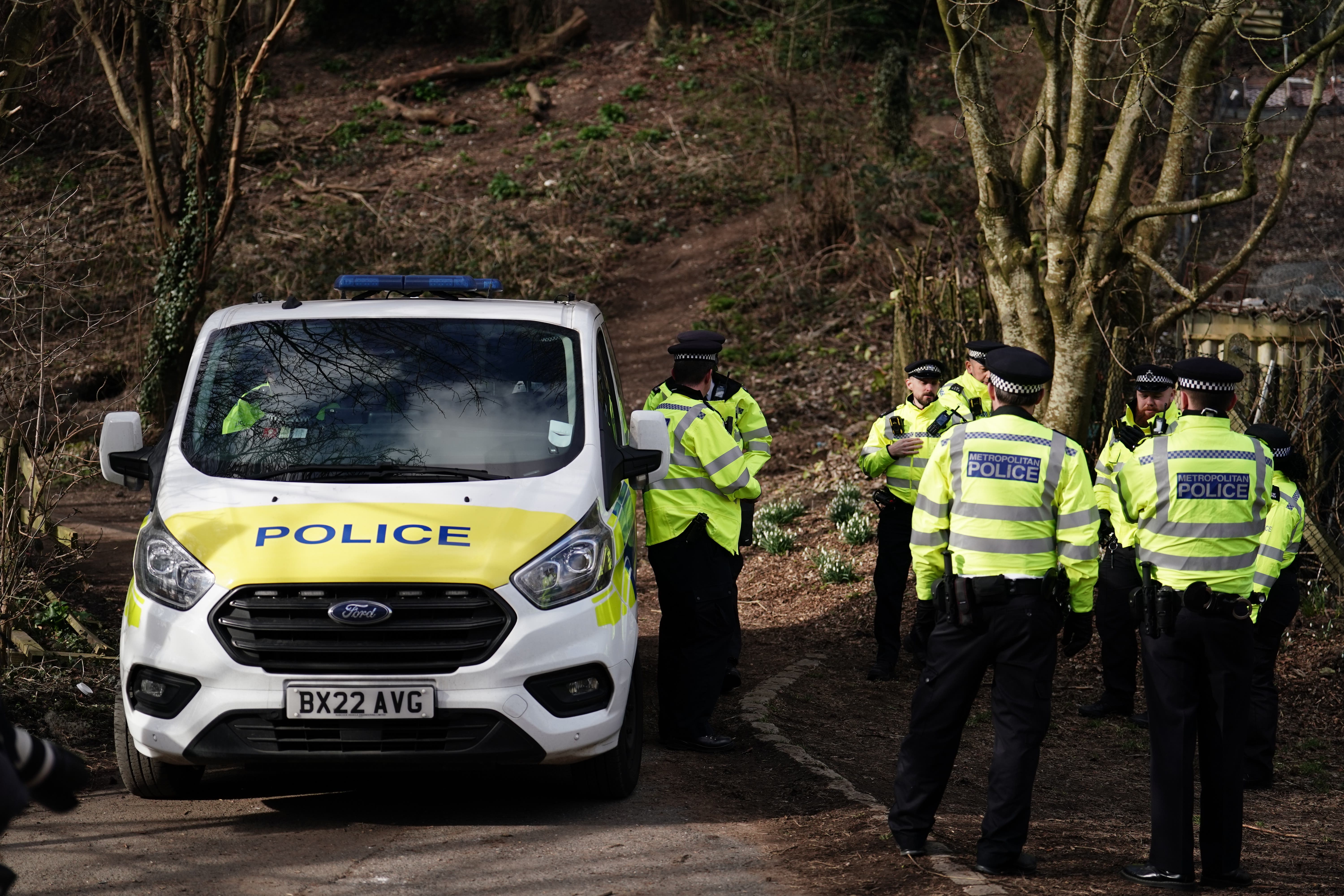 La policía busca al bebé desaparecido de Constance Marten en Golf Drive, Brighton
