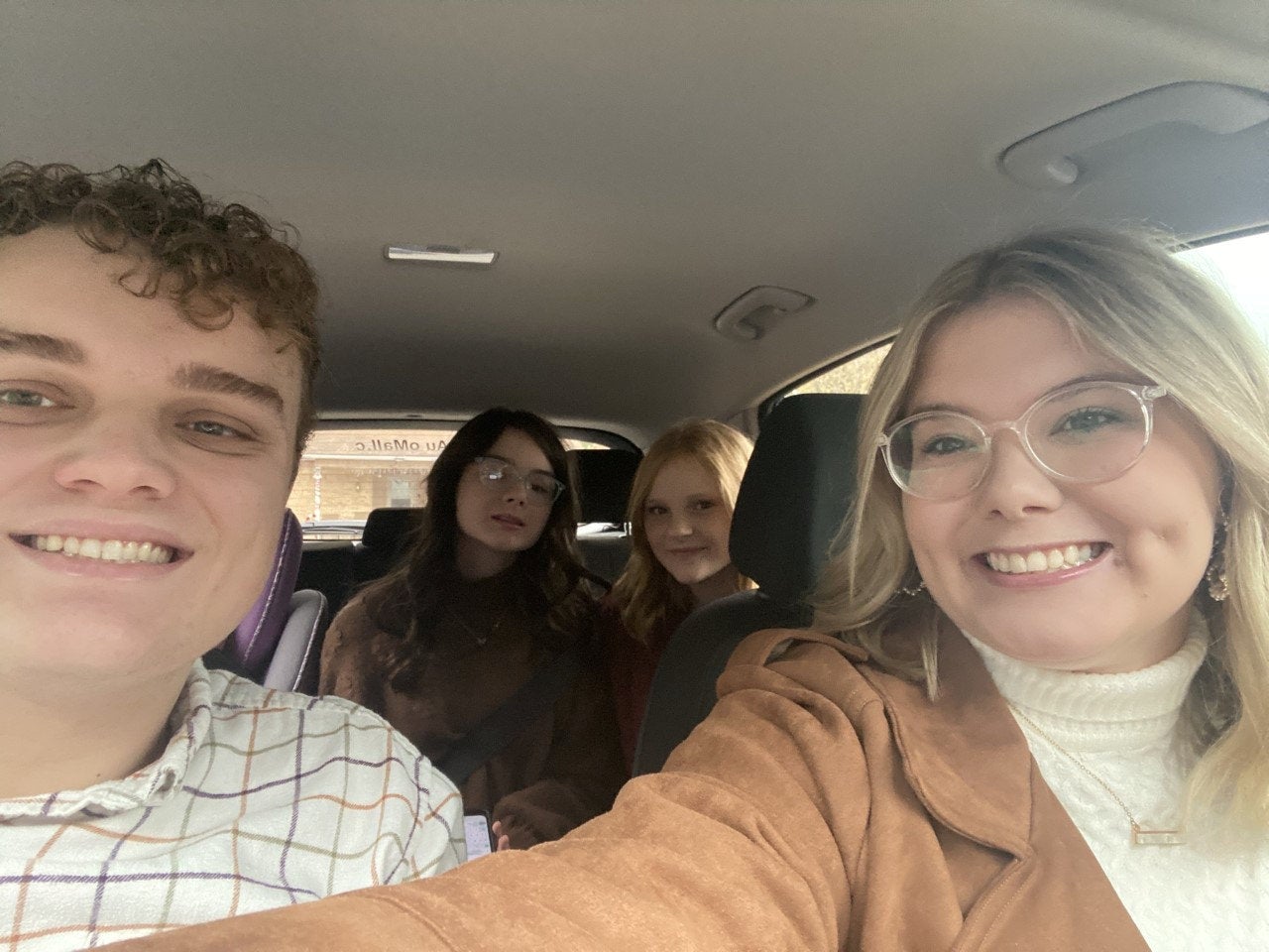 “No suena nada mal tener hijos emancipados a los 28 años”: joven pareja adopta a dos adolescentes