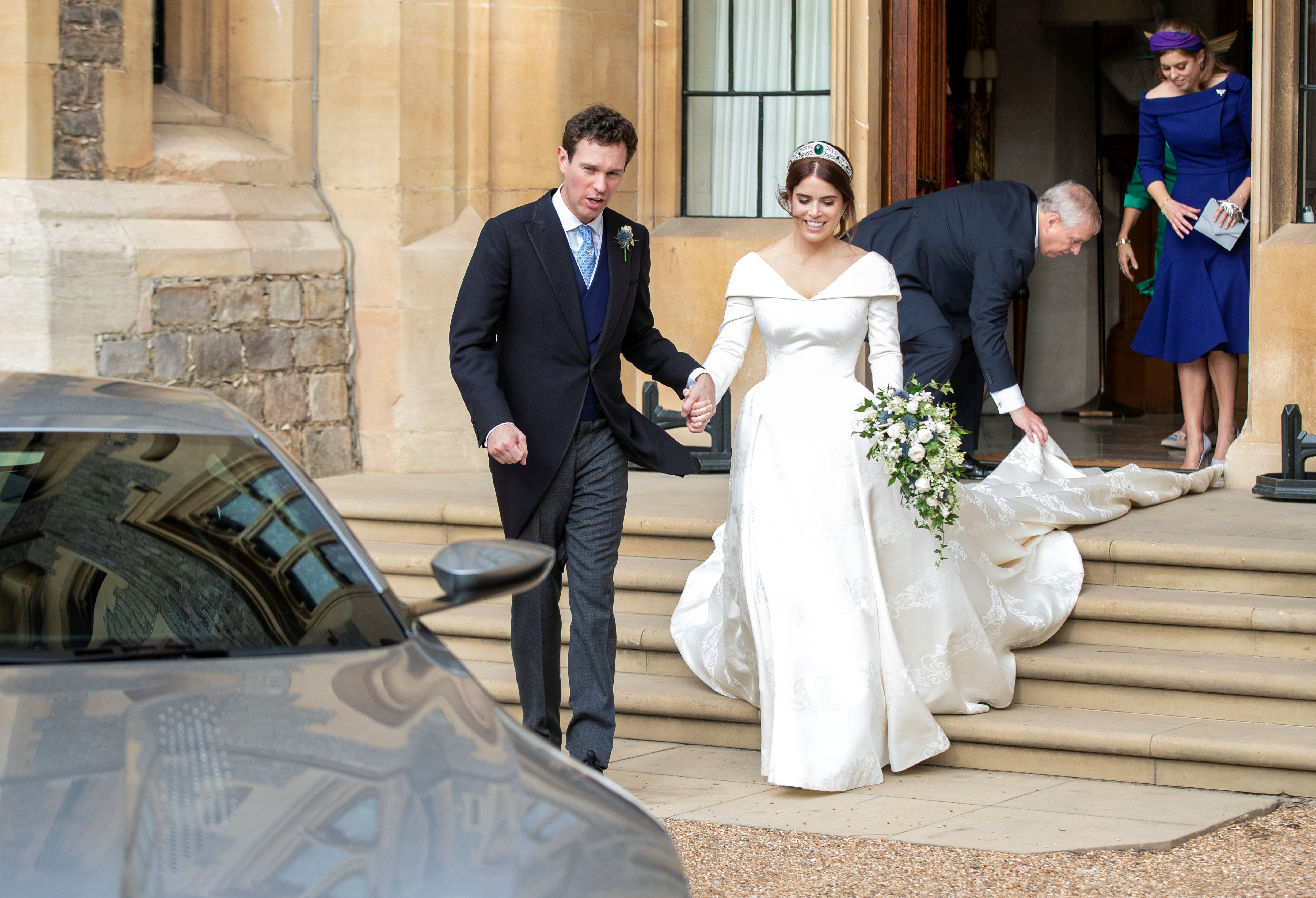 La princesa Eugenia de York reacciona mientras ella y su esposo, Jack Brooksbank, se dirigen a un Aston Martin DB10 al salir del Castillo de Windsor rumbo a Royal Lodge