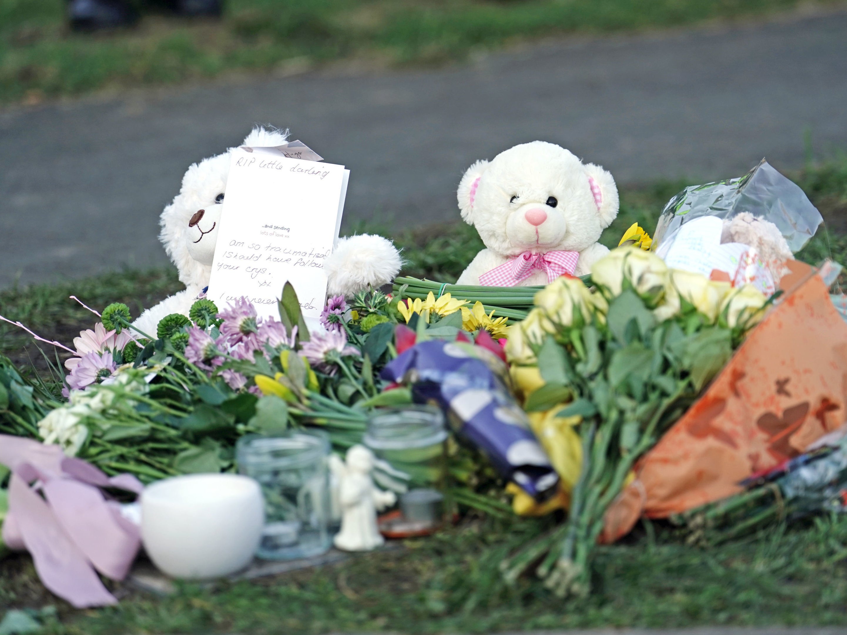 La gente dejó flores y osos de peluche en el sitio tras el hallazgo de los restos