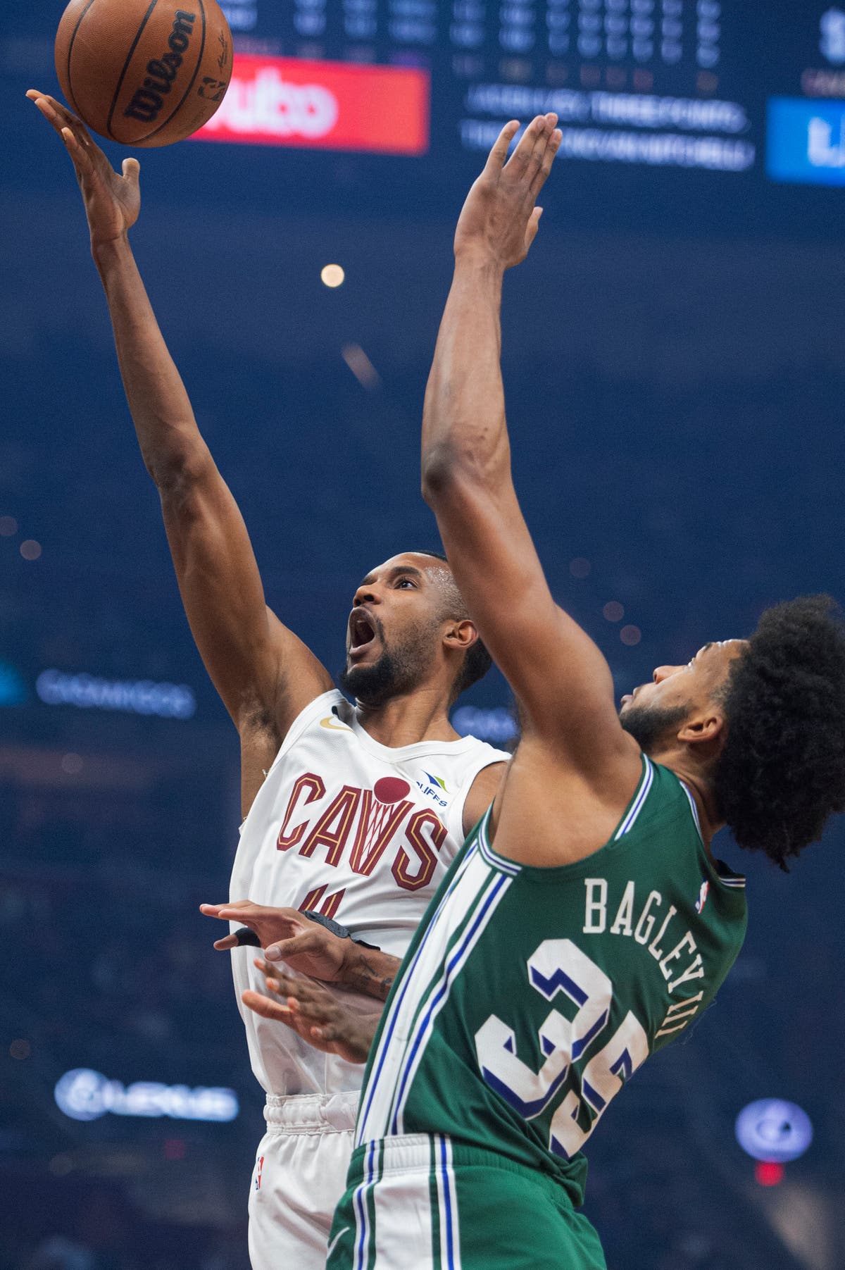 Jugadores de los Cavs y Pistons en acción en la cancha