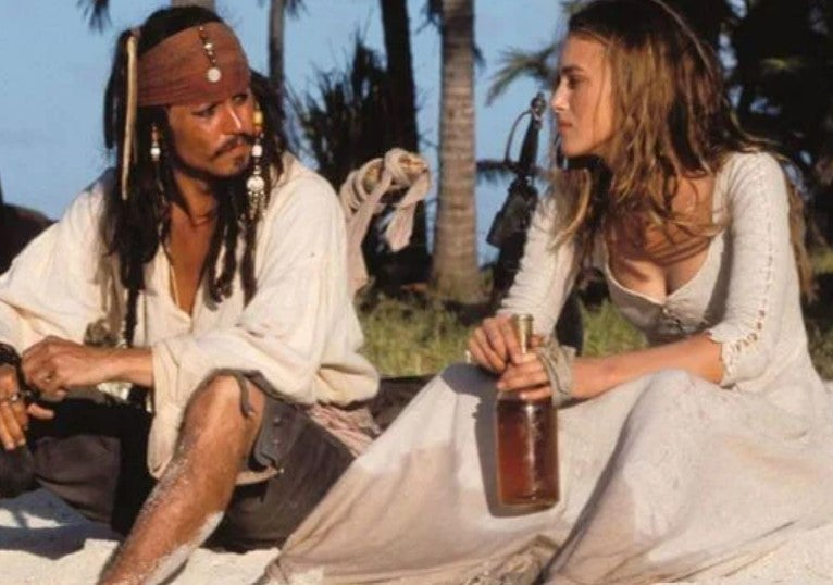 Johnny Depp y Knightley en 'Piratas del Caribe'