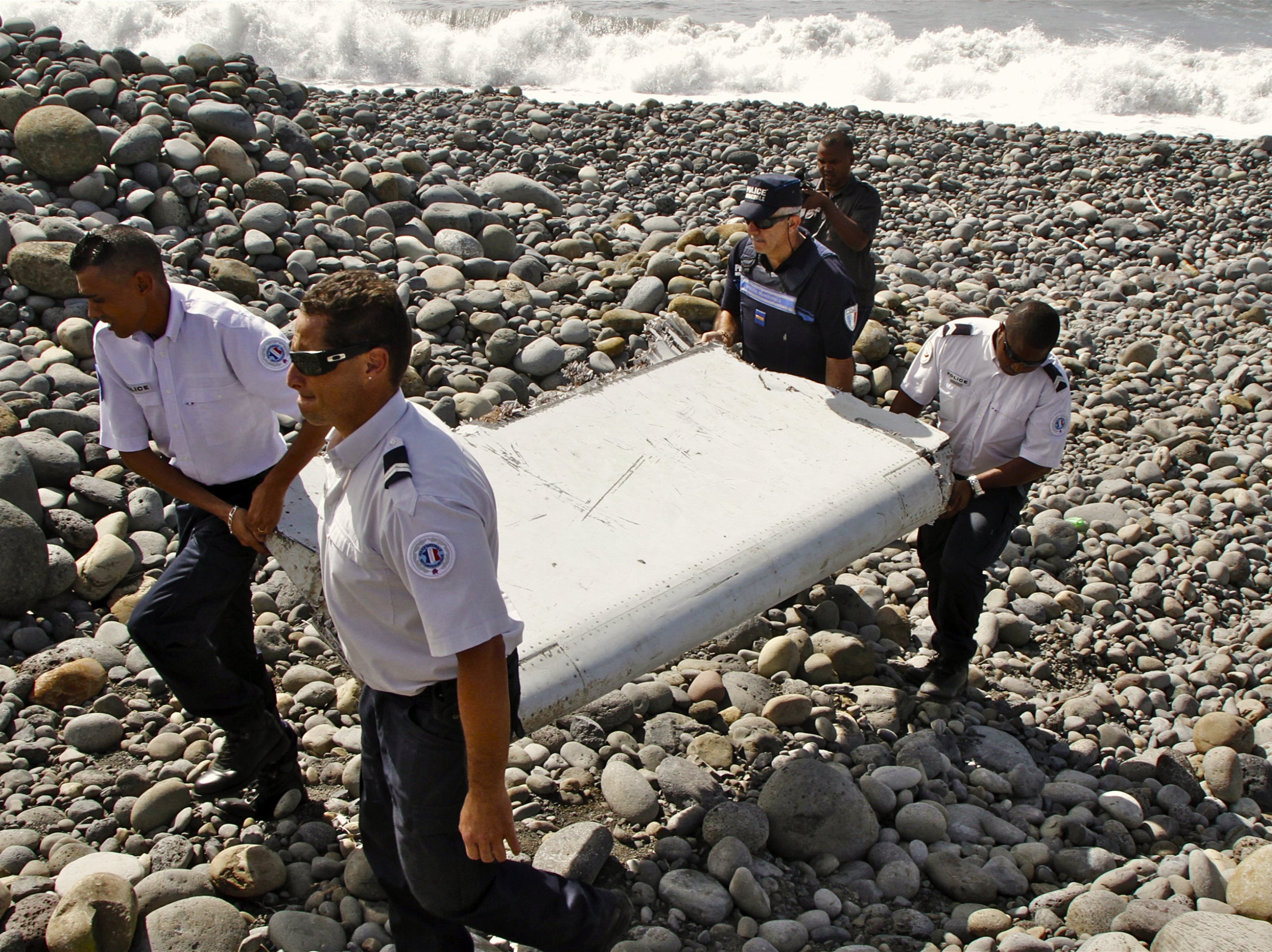 Se han recuperado varios fragmentos de los escombros del avión a lo largo de los años, algunos supuestos, otros confirmados como partes del vuelo MH370