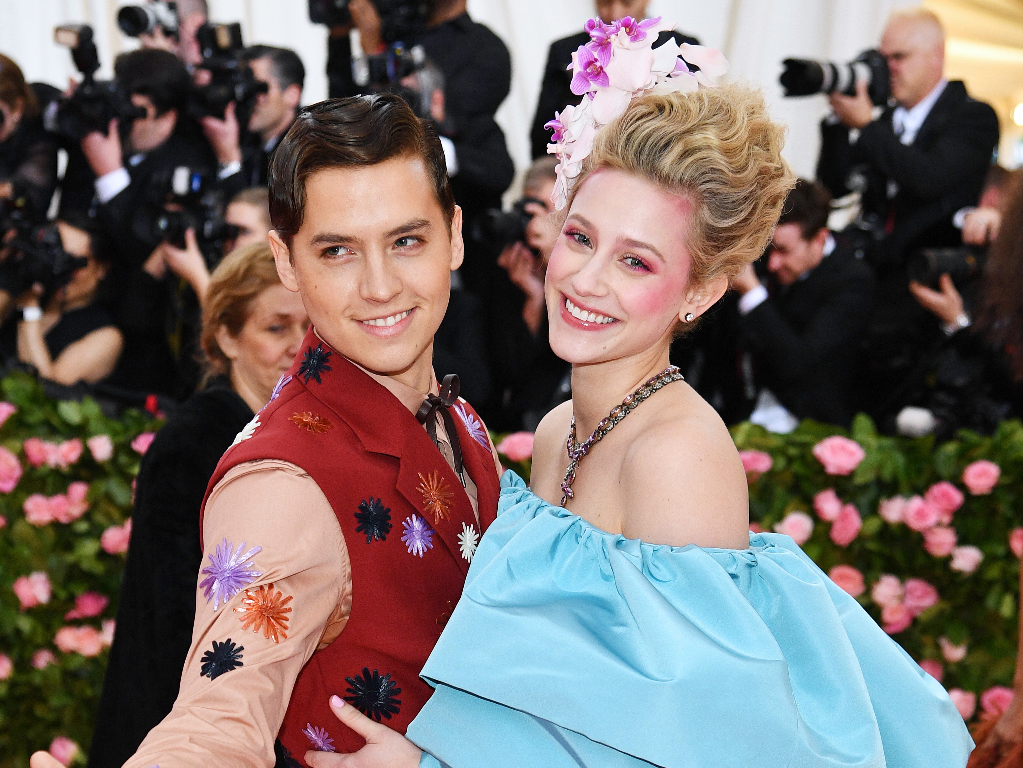 Cole Sprouse dice que “casi todas” sus ex lo engañaron y comenta su ruptura con Lili Reinhart