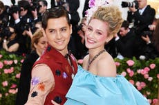 Cole Sprouse dice que “casi todas” sus ex lo engañaron y comenta su ruptura con Lili Reinhart