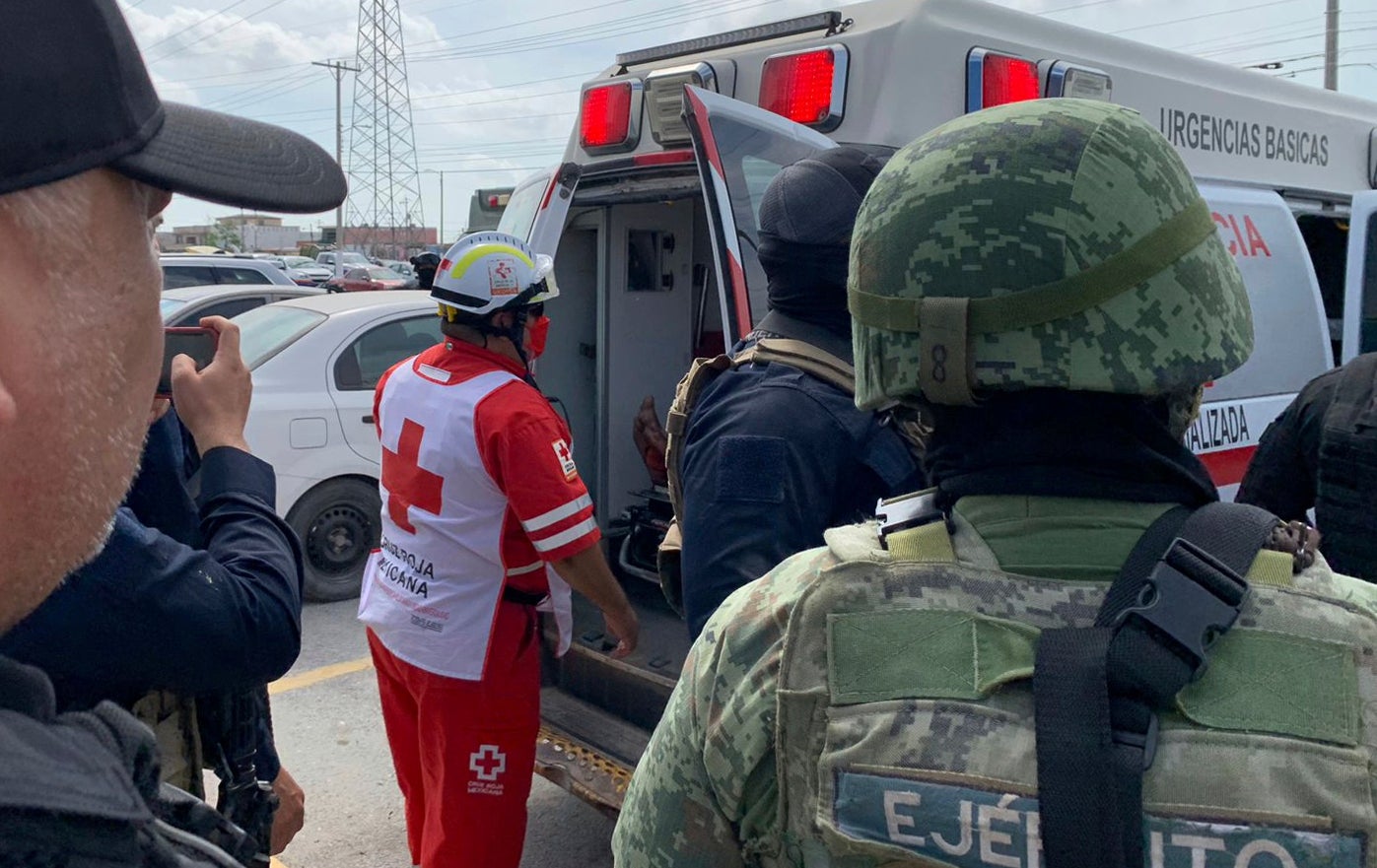 Un trabajador de la Cruz Roja cierra la puerta de una ambulancia en la que viajaban los dos estadounidenses hallados con vida tras su secuestro en México