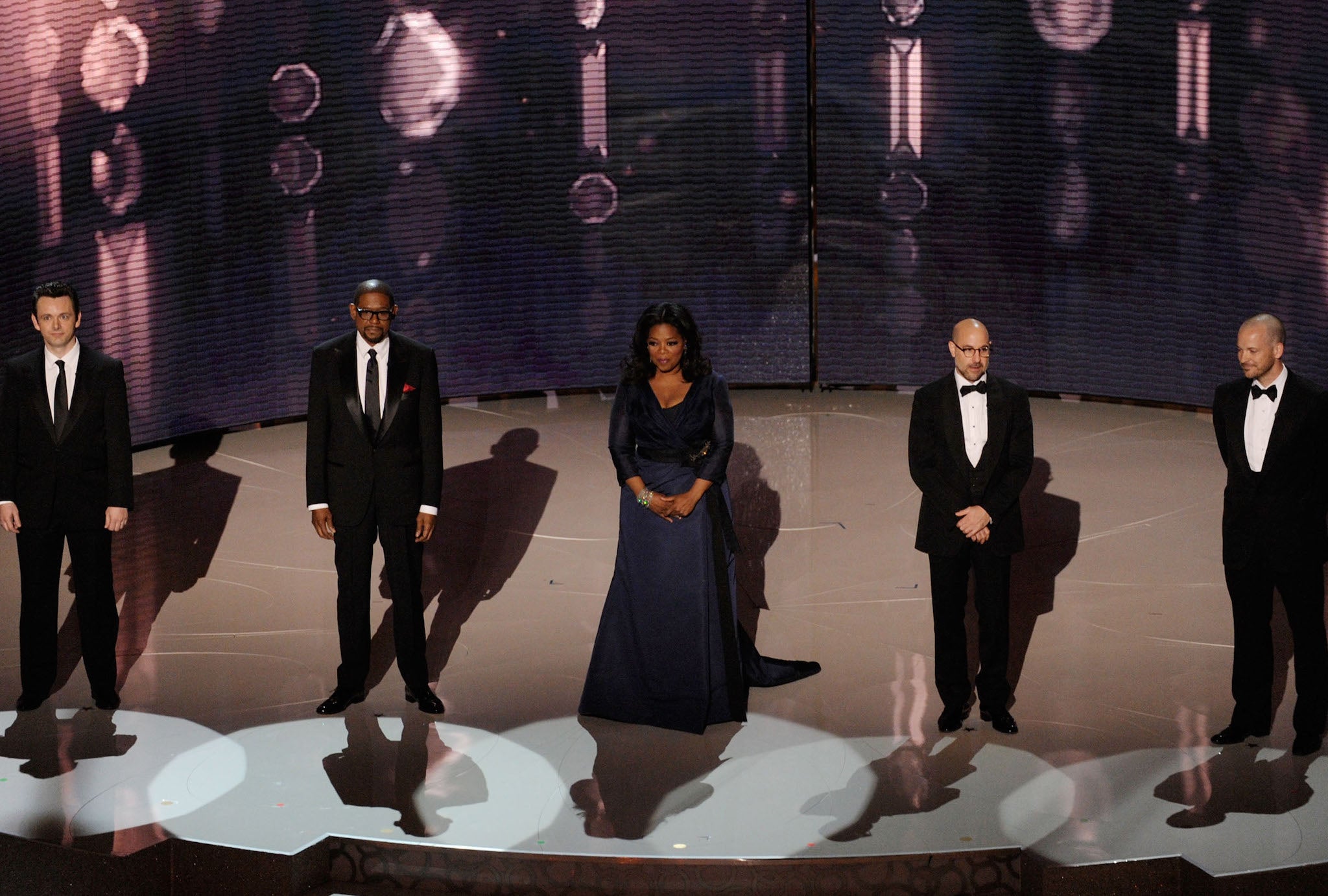 Michael Sheen, Forest Whitaker, Oprah Winfrey, Stanley Tucci y Peter Saarsgard se juntan en el escenario para presentarle a Sandra Bullock el premio a la Mejor Actriz